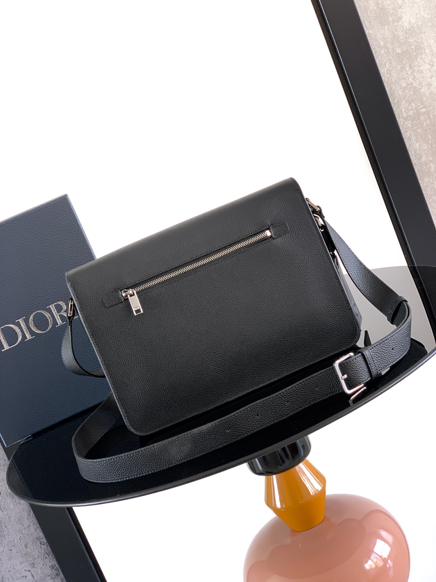 Dior dior 男包 这款 CD Icon 信使包是二零二五冬季男装系列新品 简约设计