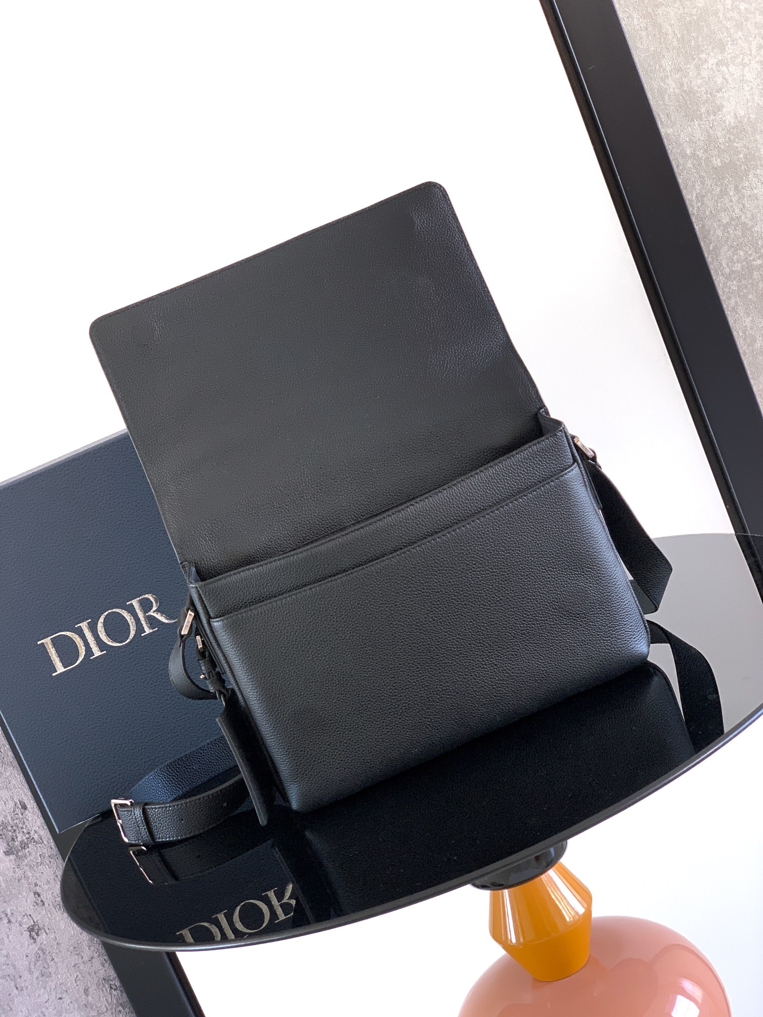 Dior dior 男包 这款 CD Icon 信使包是二零二五冬季男装系列新品 简约设计