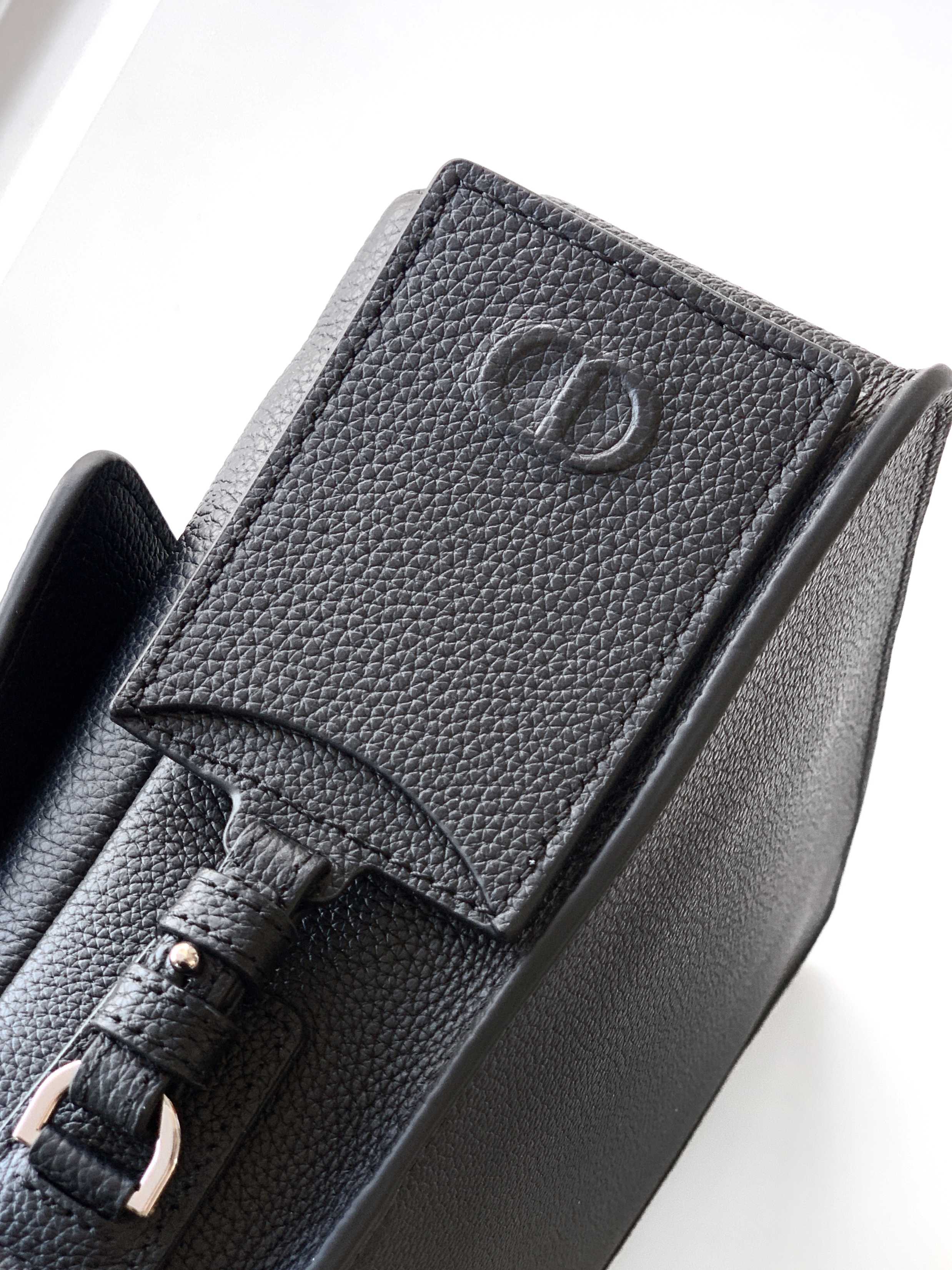 Dior dior 男包 这款 CD Icon 信使包是二零二五冬季男装系列新品 简约设计