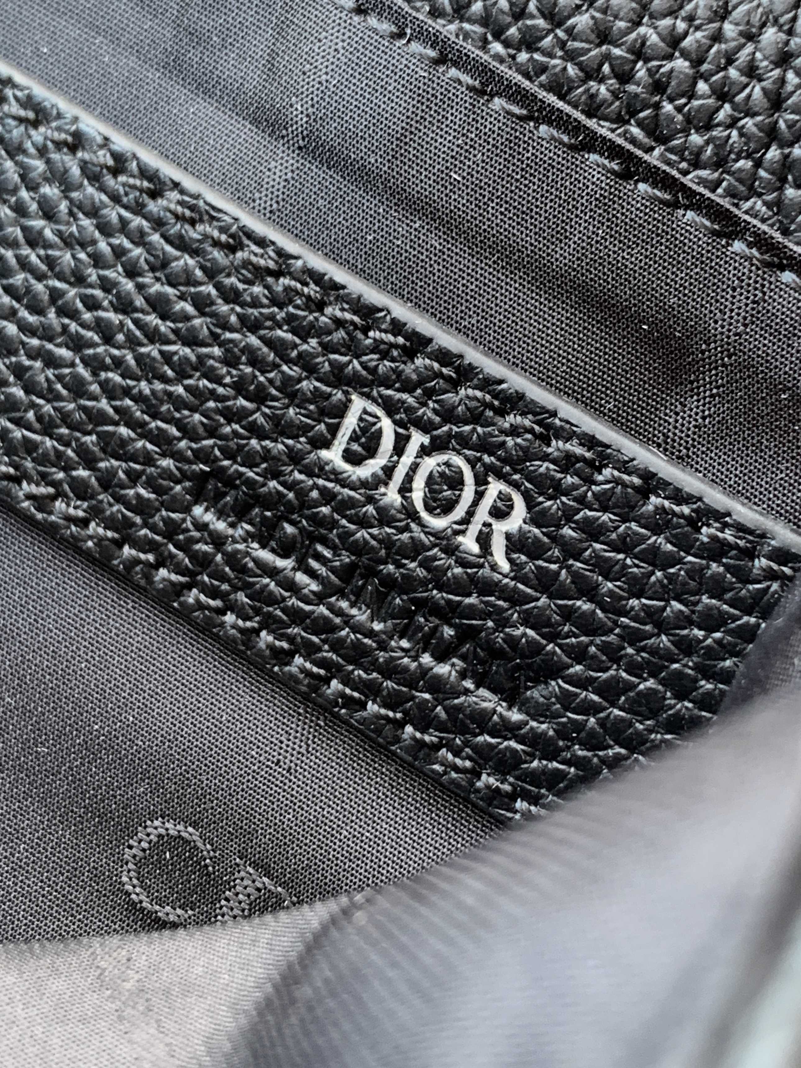 Dior dior 男包 这款 CD Icon 信使包是二零二五冬季男装系列新品 简约设计