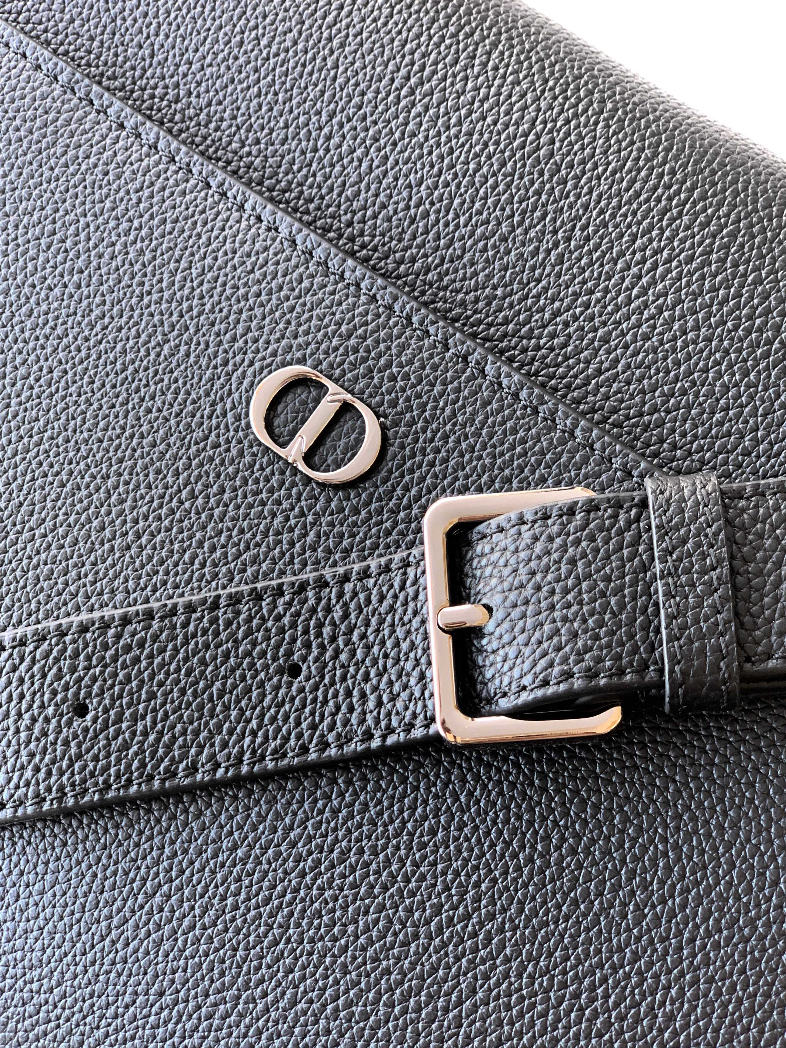 Dior dior 男包 这款 CD Icon 信使包是二零二五冬季男装系列新品 简约设计