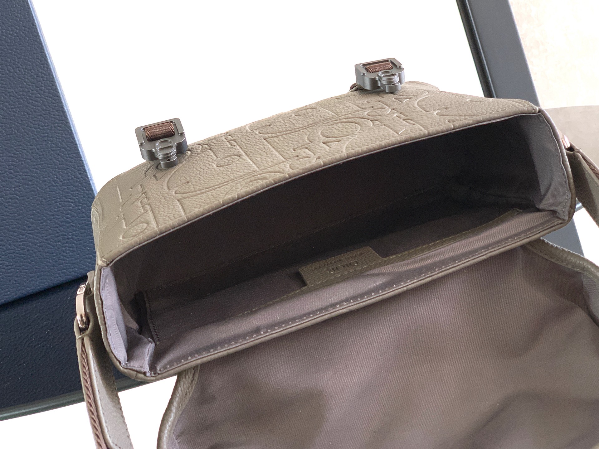 Dior dior 男包 这款信使包是二零二四秋季男装系列新品 搭配翻盖 现代 的设计充分突显 Dior 的高订精神