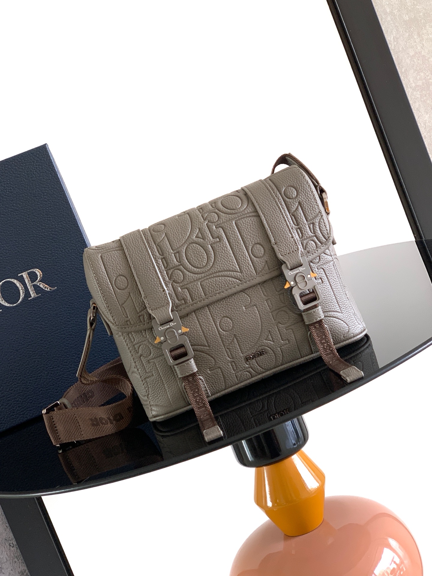 Dior dior 男包 这款信使包是二零二四秋季男装系列新品 搭配翻盖 现代 的设计充分突显 Dior 的高订精神