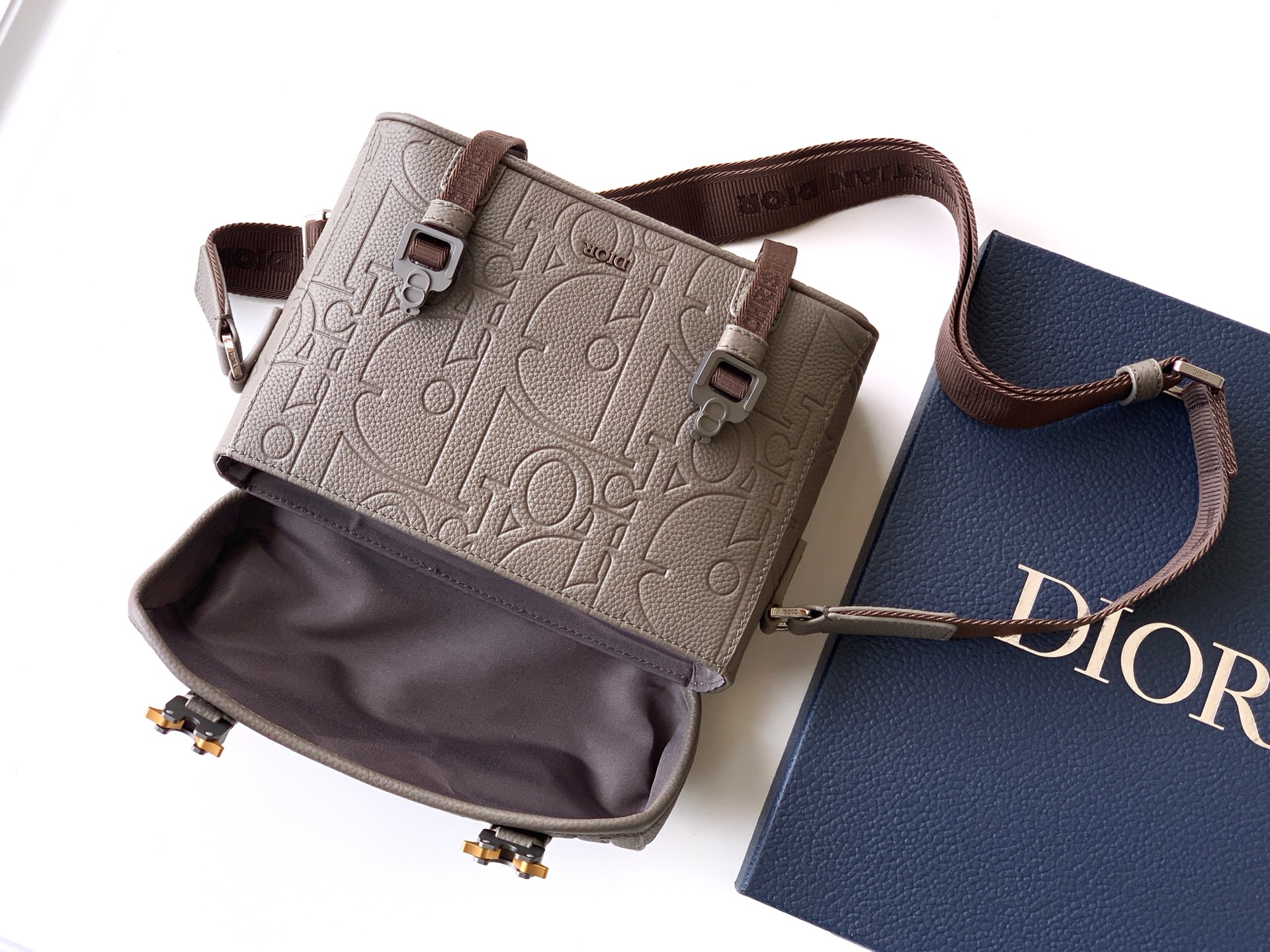 Dior dior 男包 这款信使包是二零二四秋季男装系列新品 搭配翻盖 现代 的设计充分突显 Dior 的高订精神
