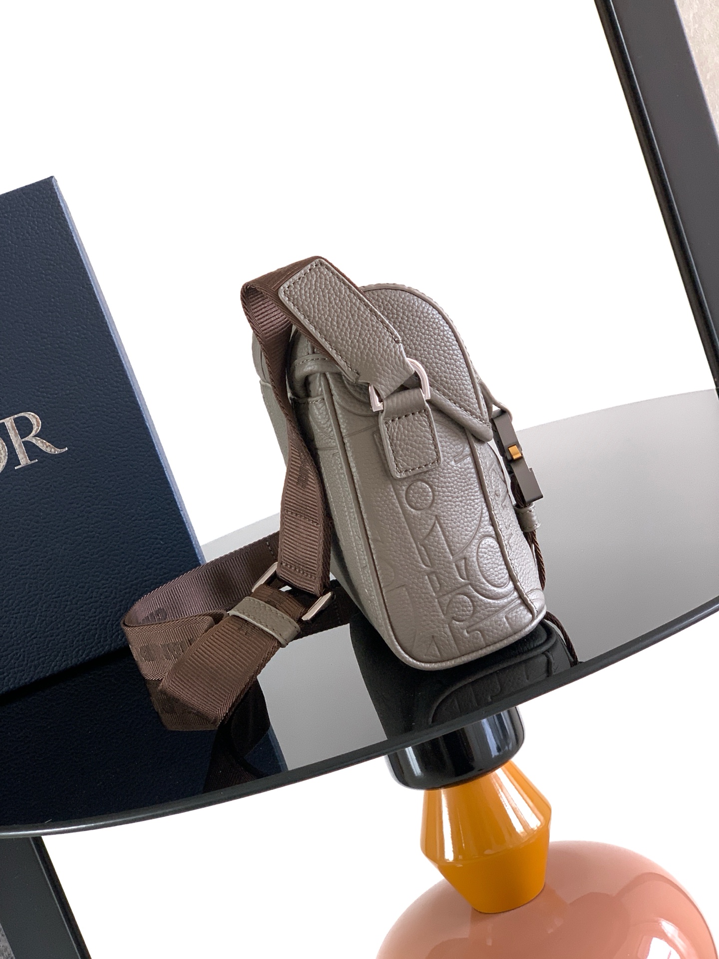 Dior dior 男包 这款信使包是二零二四秋季男装系列新品 搭配翻盖 现代 的设计充分突显 Dior 的高订精神