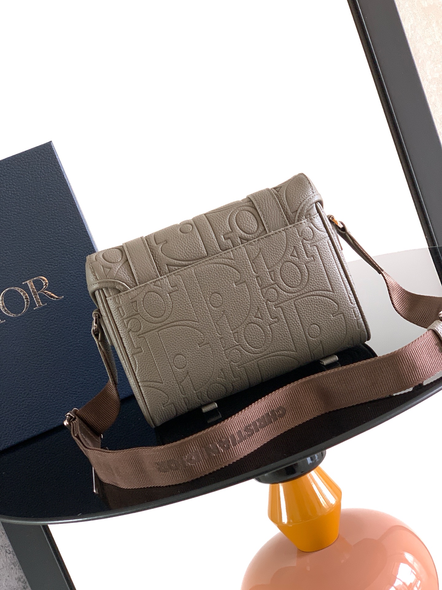 Dior dior 男包 这款信使包是二零二四秋季男装系列新品 搭配翻盖 现代 的设计充分突显 Dior 的高订精神