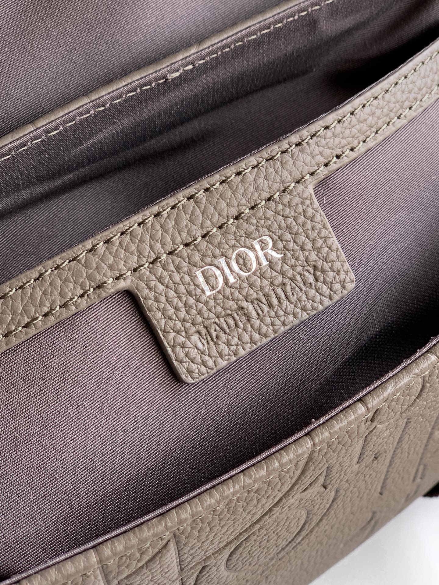 Dior dior 男包 这款信使包是二零二四秋季男装系列新品 搭配翻盖 现代 的设计充分突显 Dior 的高订精神