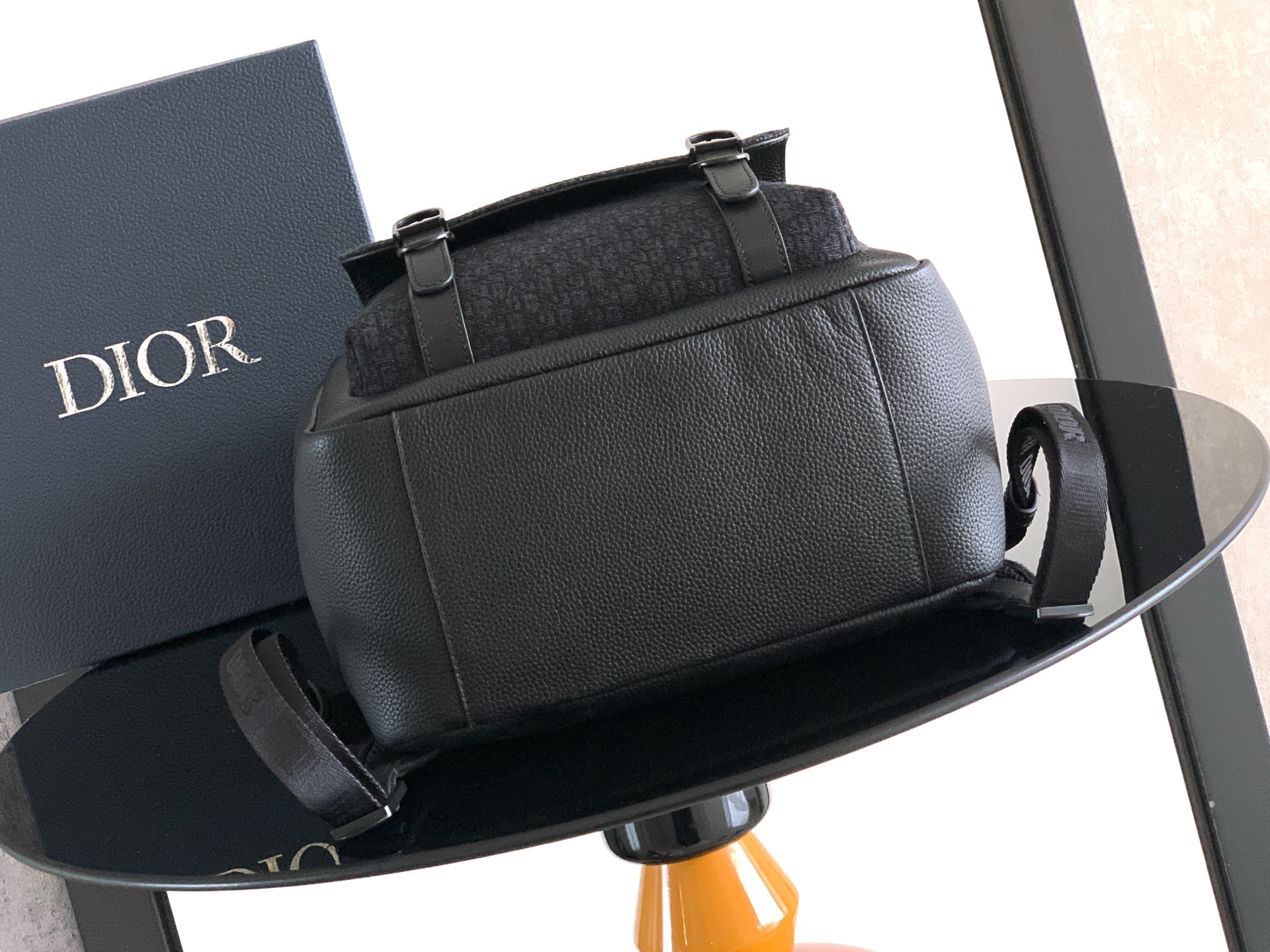 Dior 这款 Dior Daily 翻盖双肩背包是二零二六春季男装系列新品 展现高雅实用的设计