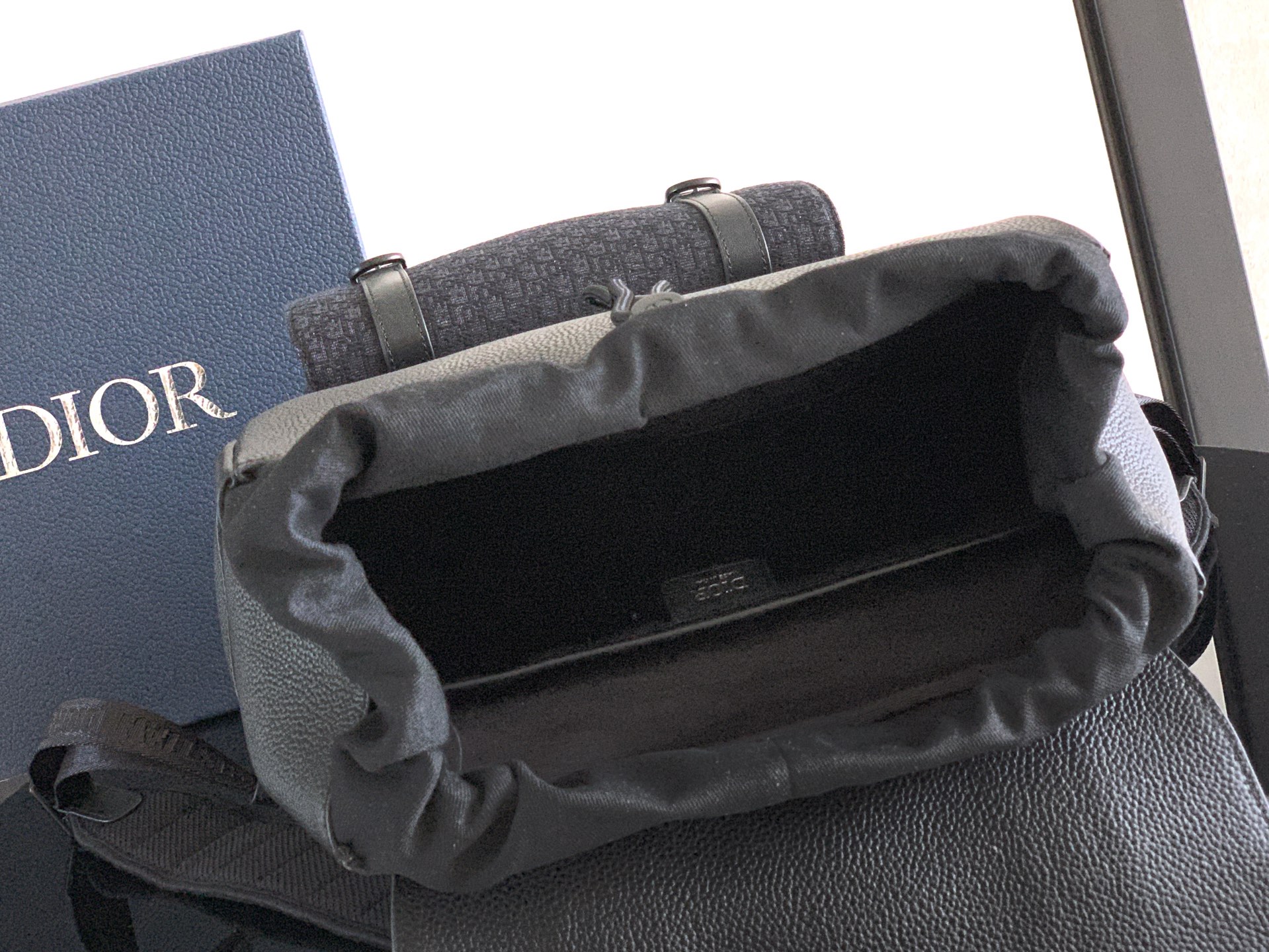 Dior 这款 Dior Daily 翻盖双肩背包是二零二六春季男装系列新品 展现高雅实用的设计