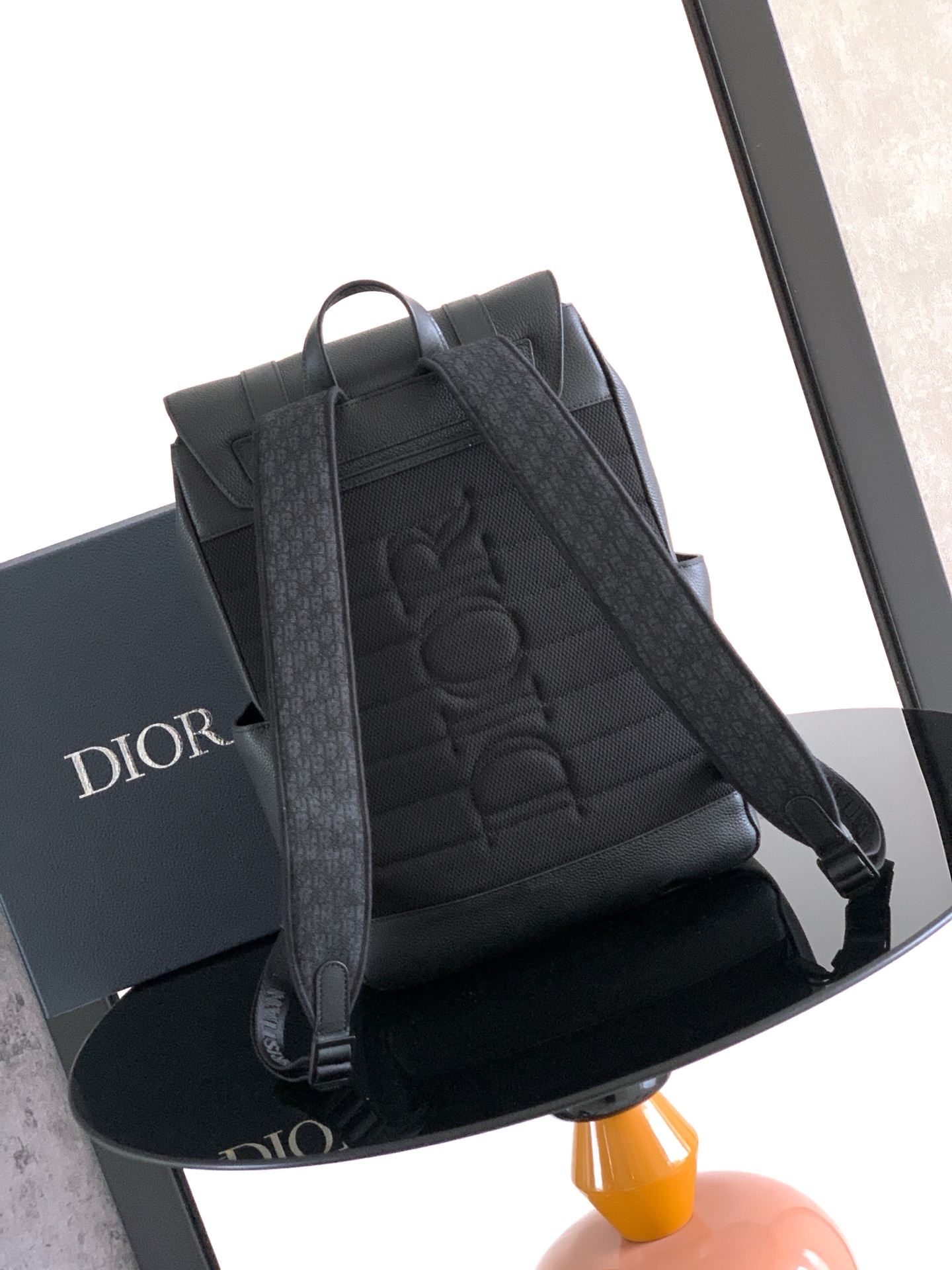 Dior 这款 Dior Daily 翻盖双肩背包是二零二六春季男装系列新品 展现高雅实用的设计