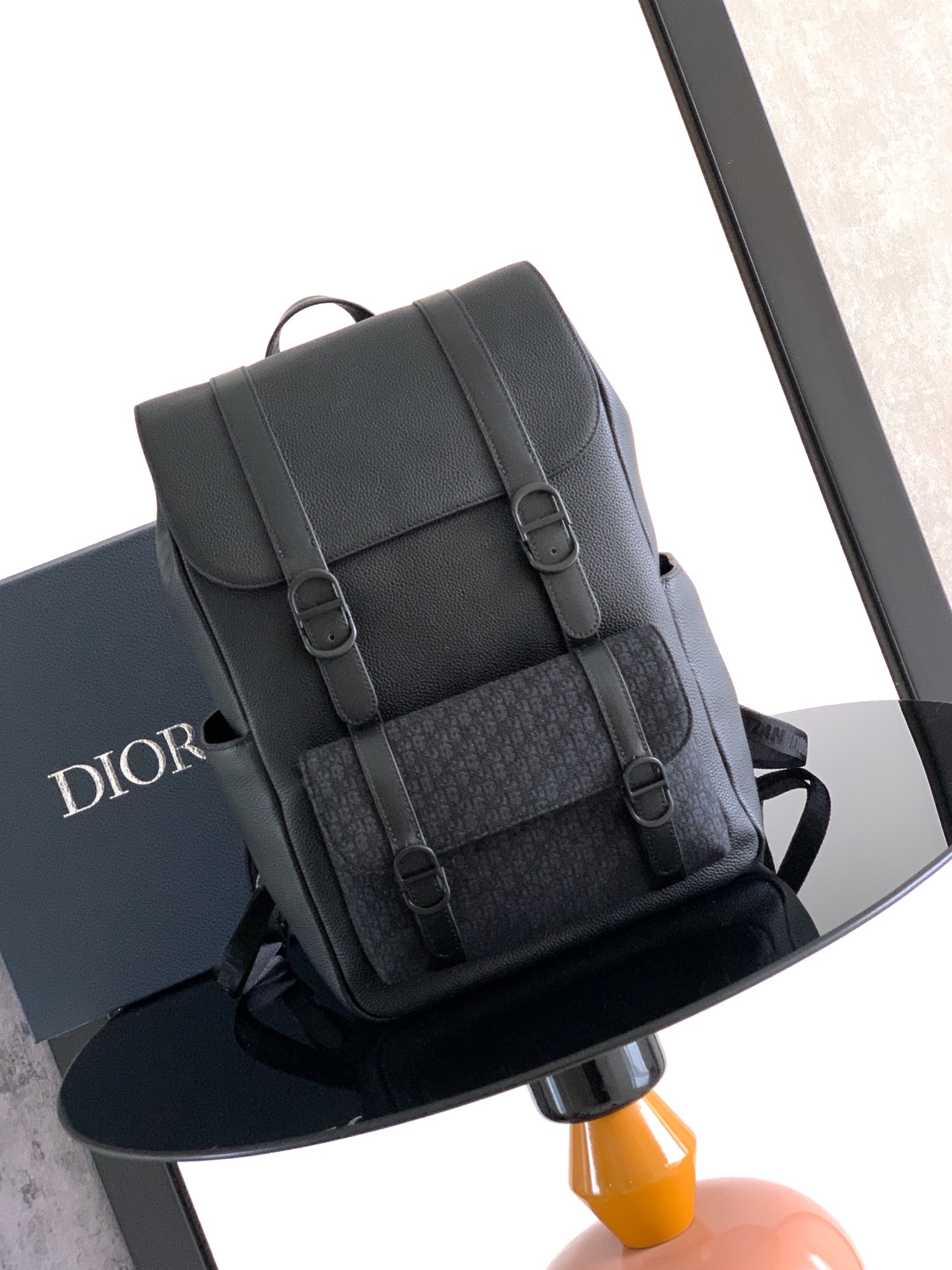Dior 这款 Dior Daily 翻盖双肩背包是二零二六春季男装系列新品 展现高雅实用的设计