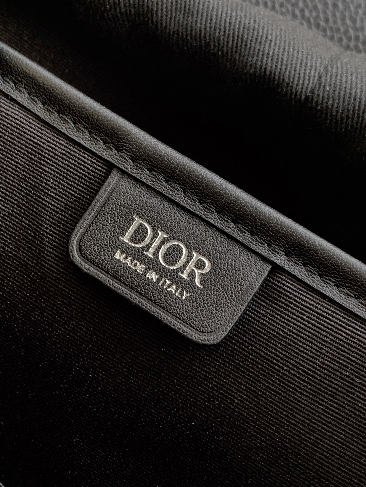 Dior 这款 Dior Daily 翻盖双肩背包是二零二六春季男装系列新品 展现高雅实用的设计