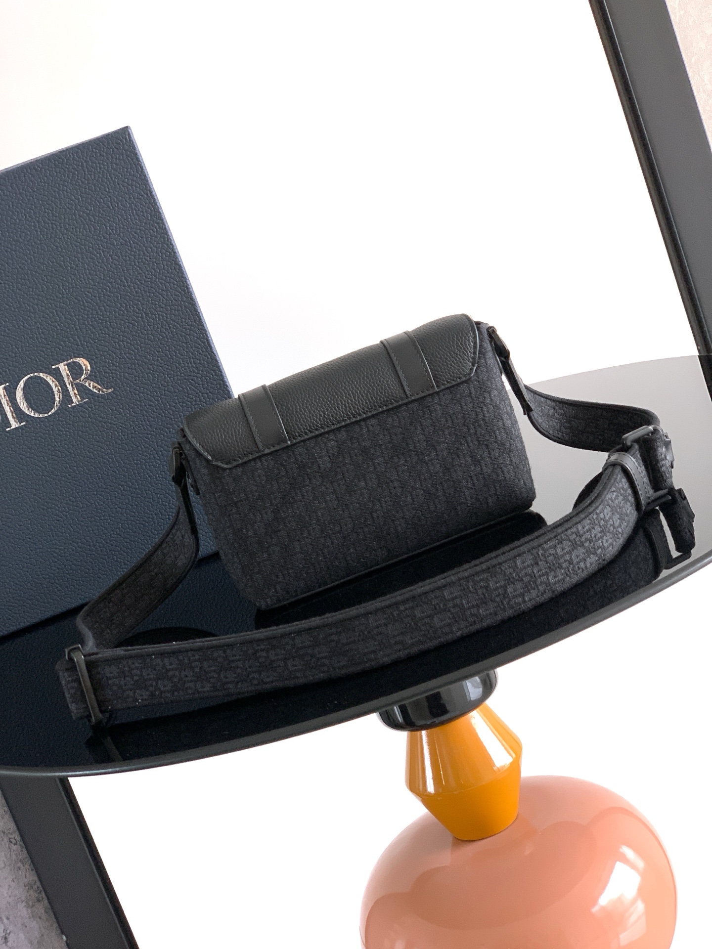 Dior dior 男包 特 这款 Dior Daily 迷你翻盖信使包是二零二六春季男装系列新品