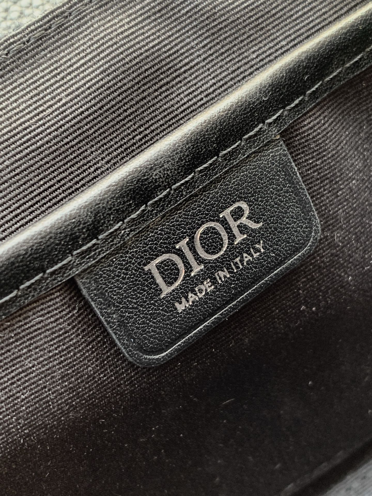 Dior dior 男包 特 这款 Dior Daily 迷你翻盖信使包是二零二六春季男装系列新品