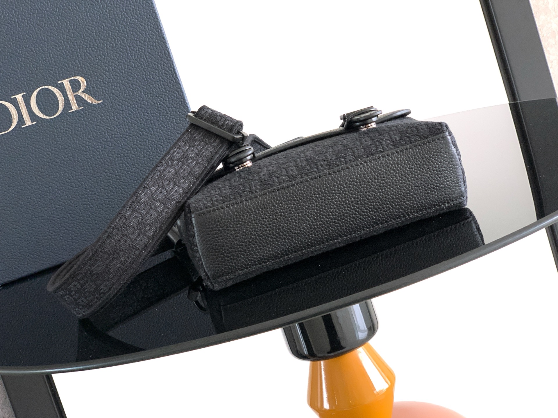 Dior dior 男包 特 这款 Dior Daily 迷你翻盖信使包是二零二六春季男装系列新品