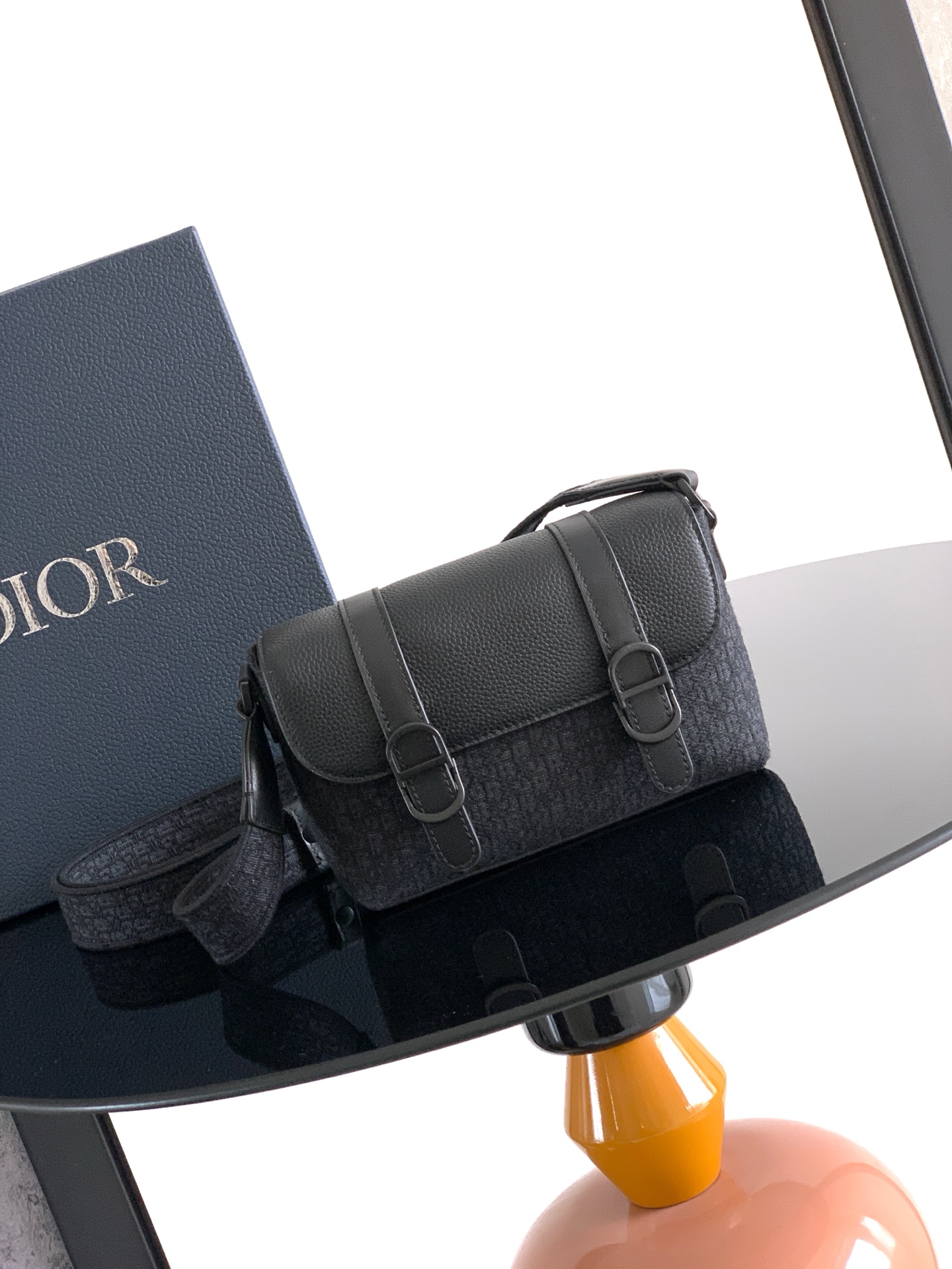 Dior dior 男包 特 这款 Dior Daily 迷你翻盖信使包是二零二六春季男装系列新品