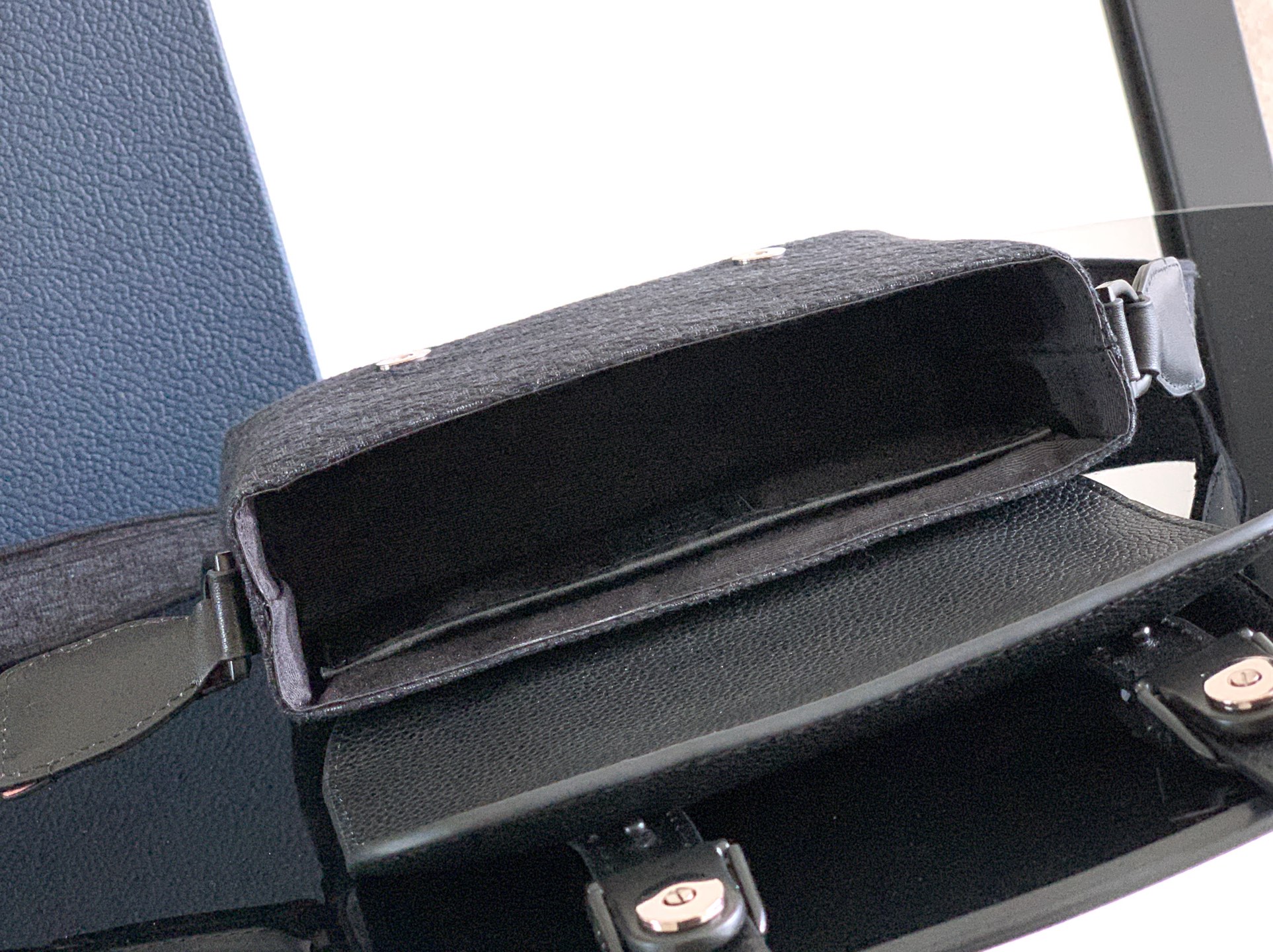 Dior dior 男包 特 这款 Dior Daily 迷你翻盖信使包是二零二六春季男装系列新品
