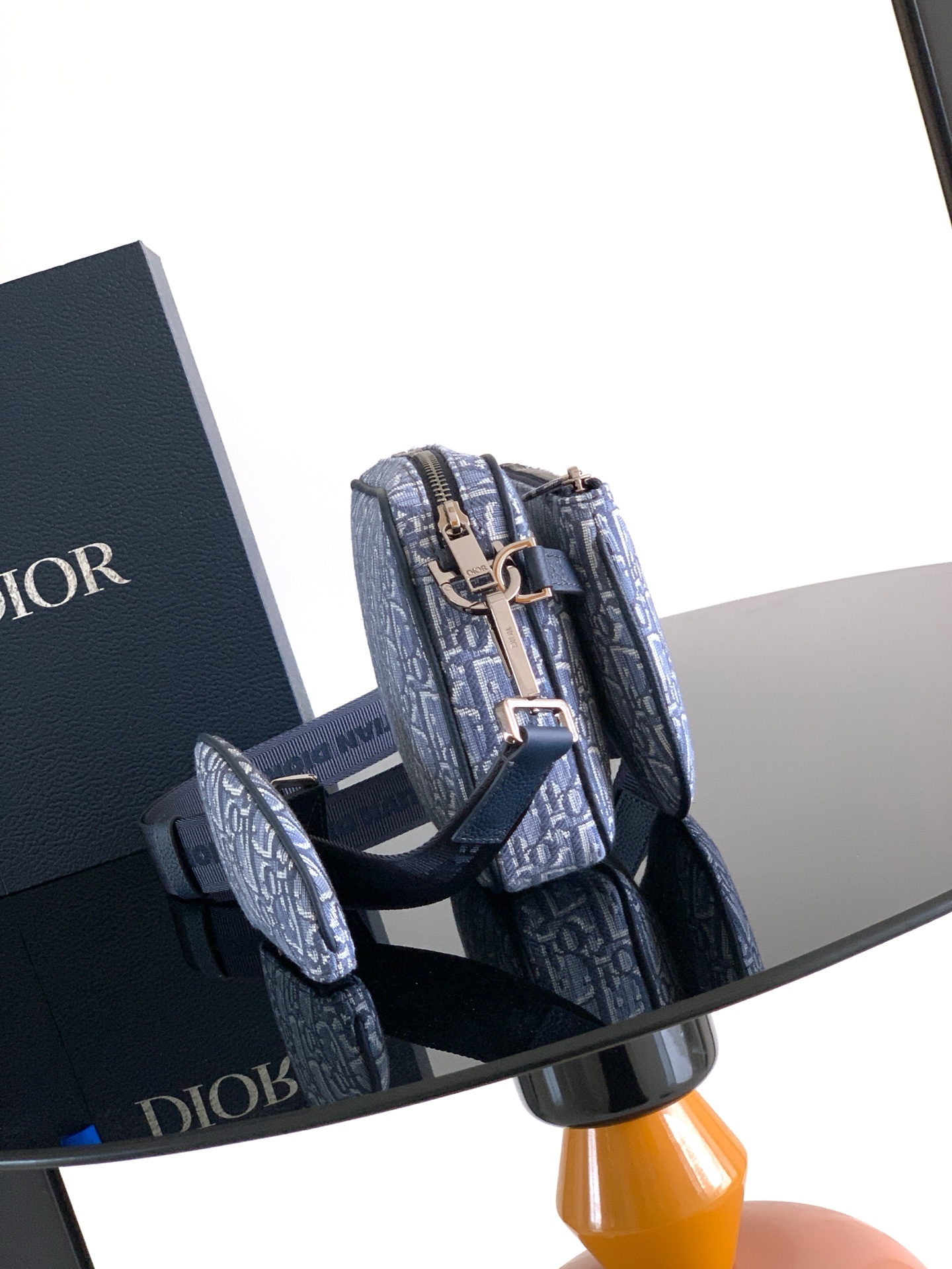 Dior dior 男包 特 这款马鞍三件套手袋是二零二三秋季男装系列新品 采用米色 Oblique 印花面料精心制作