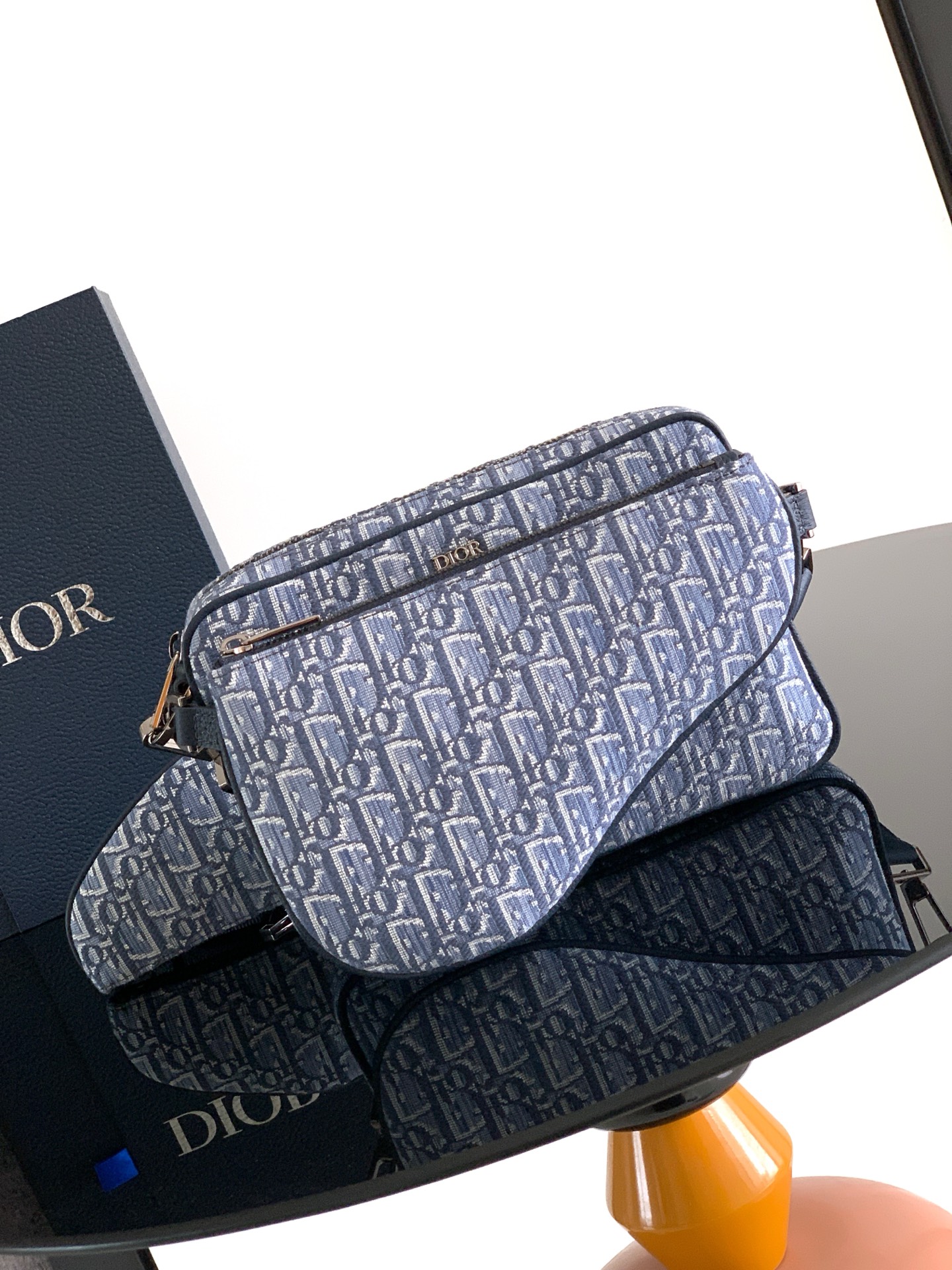 Dior dior 男包 特 这款马鞍三件套手袋是二零二三秋季男装系列新品 采用米色 Oblique 印花面料精心制作