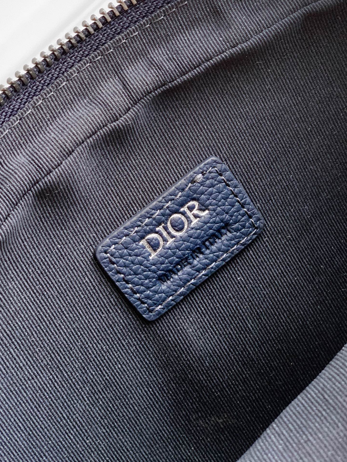 Dior dior 男包 特 这款马鞍三件套手袋是二零二三秋季男装系列新品 采用米色 Oblique 印花面料精心制作