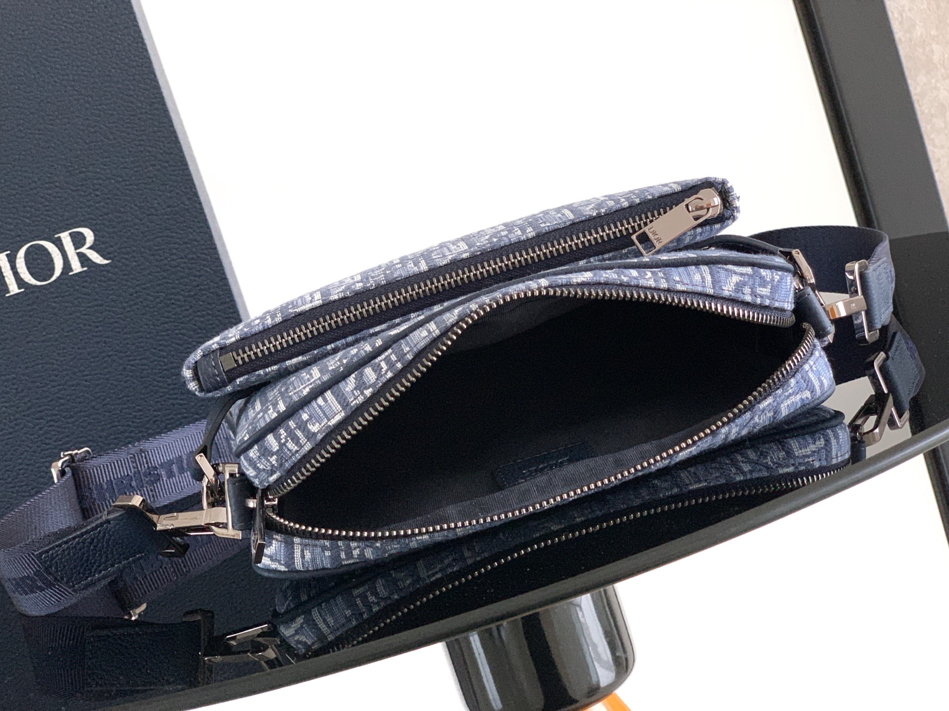 Dior dior 男包 特 这款马鞍三件套手袋是二零二三秋季男装系列新品 采用米色 Oblique 印花面料精心制作