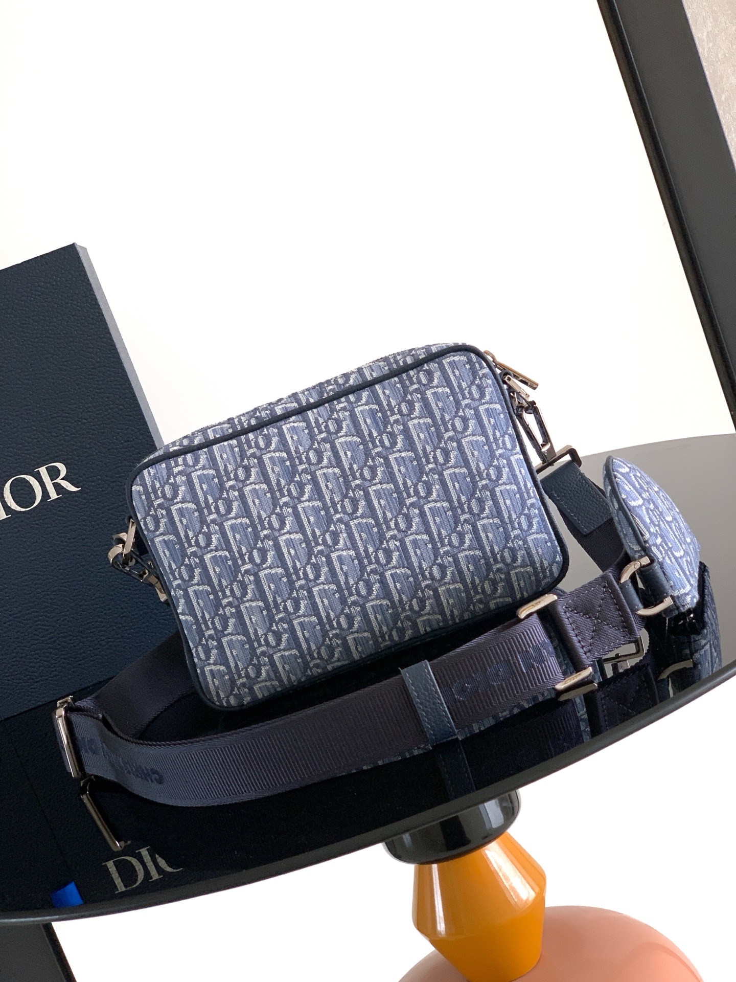 Dior dior 男包 特 这款马鞍三件套手袋是二零二三秋季男装系列新品 采用米色 Oblique 印花面料精心制作