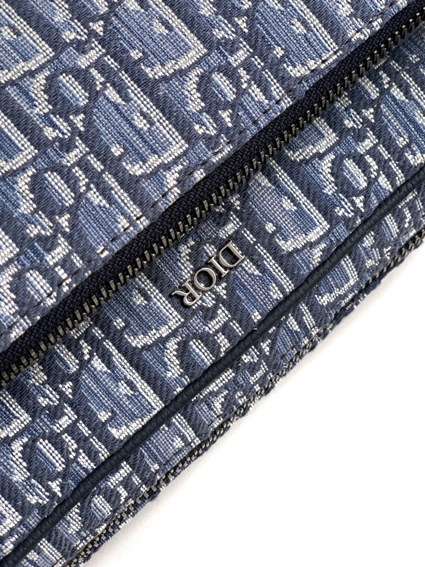Dior dior 男包 特 这款马鞍三件套手袋是二零二三秋季男装系列新品 采用米色 Oblique 印花面料精心制作