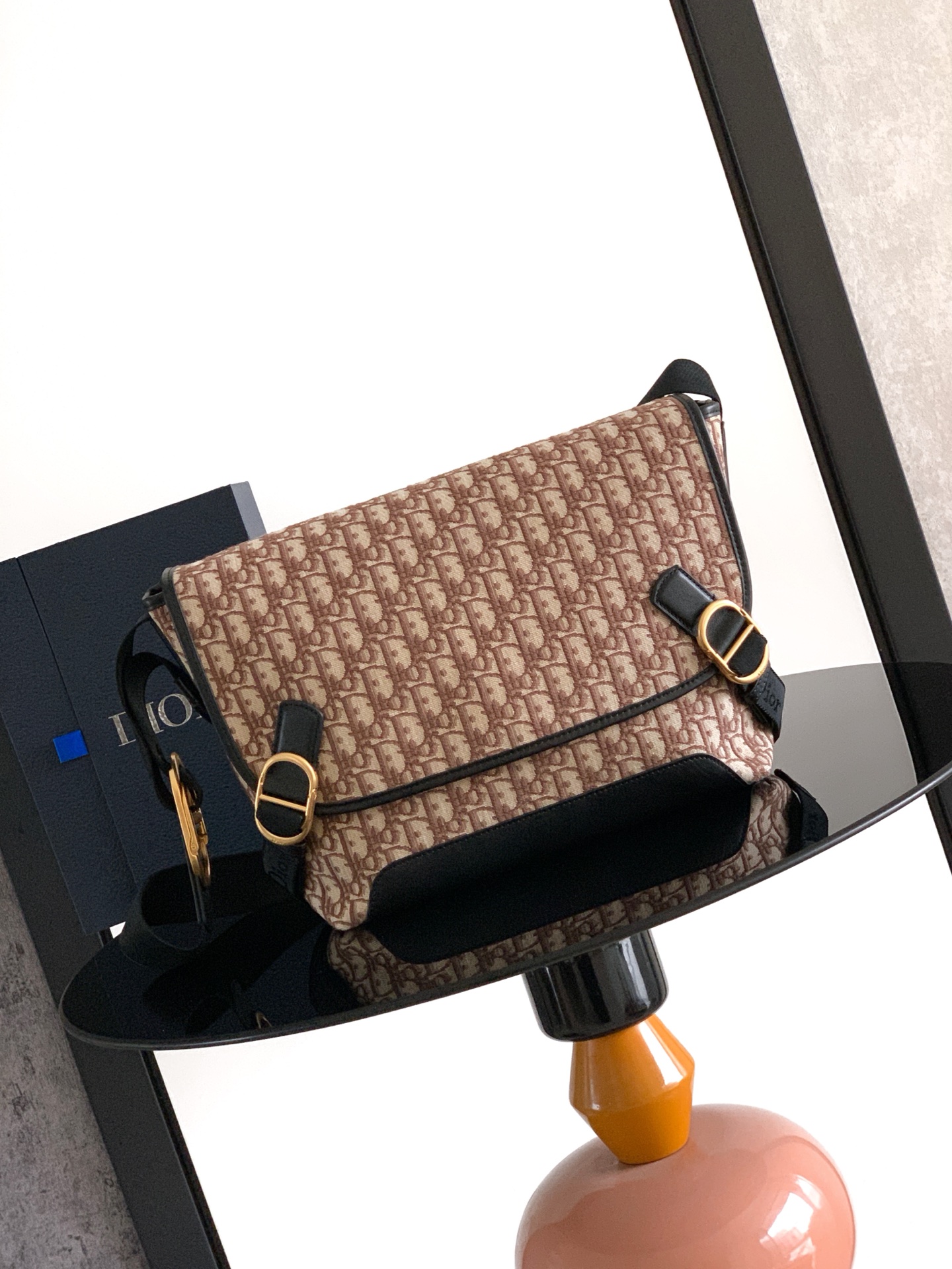 NO:939300,This Dior Jett flap messenger bag was created by Jonathan Anderson for his Dior debut collection, highlighting a very practical design. It is carefully crafted from black Oblique printed fabric and other materials, and is equipped with a metal-coated metal CD buckle to enhance the style and highlight the classic beauty. No.: 1DBME214 Size 31 x 25 x 15 cm, Dior men's bag, dior, Hermes,19860909这款 Dior Jett 翻盖信使包由乔纳森·安德森 (Jonathan Anderson) 为其 Dior 首秀系列打造,彰显非常实用的设计.采用黑色 Oblique 印花面料等材质精心制作,搭配金属覆层金属 CD 搭扣提升格调,彰显经典美感. 编号: 1DBME214 尺寸31 x 25 x 15 厘米,Dior男包,dior,Hermes,,Bag
