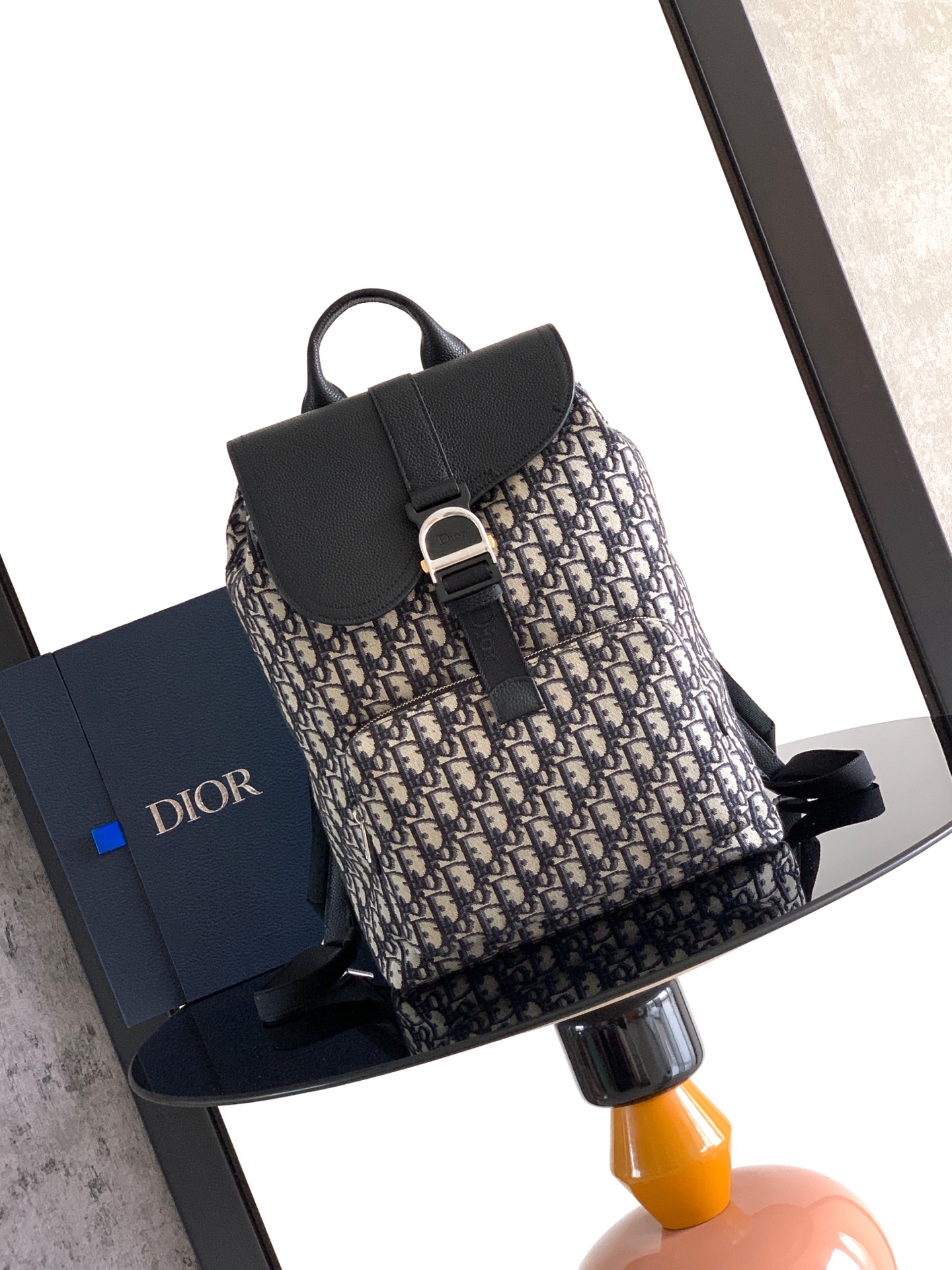 Dior 这款 Heritage 马鞍翻盖双肩背包采用