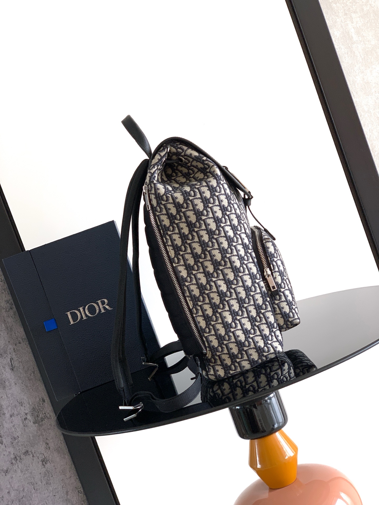 Dior 这款 Heritage 马鞍翻盖双肩背包采用