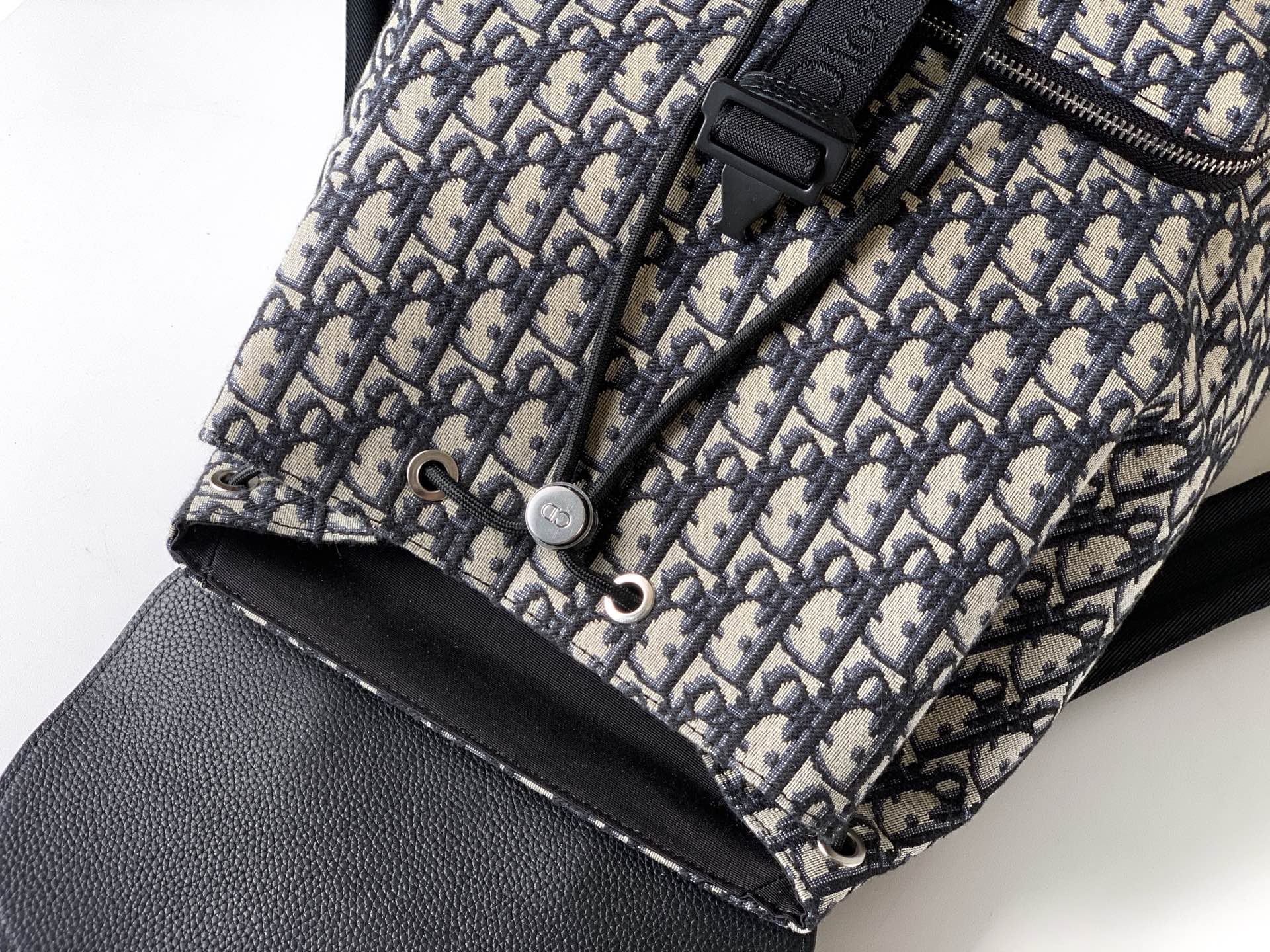 Dior 这款 Heritage 马鞍翻盖双肩背包采用