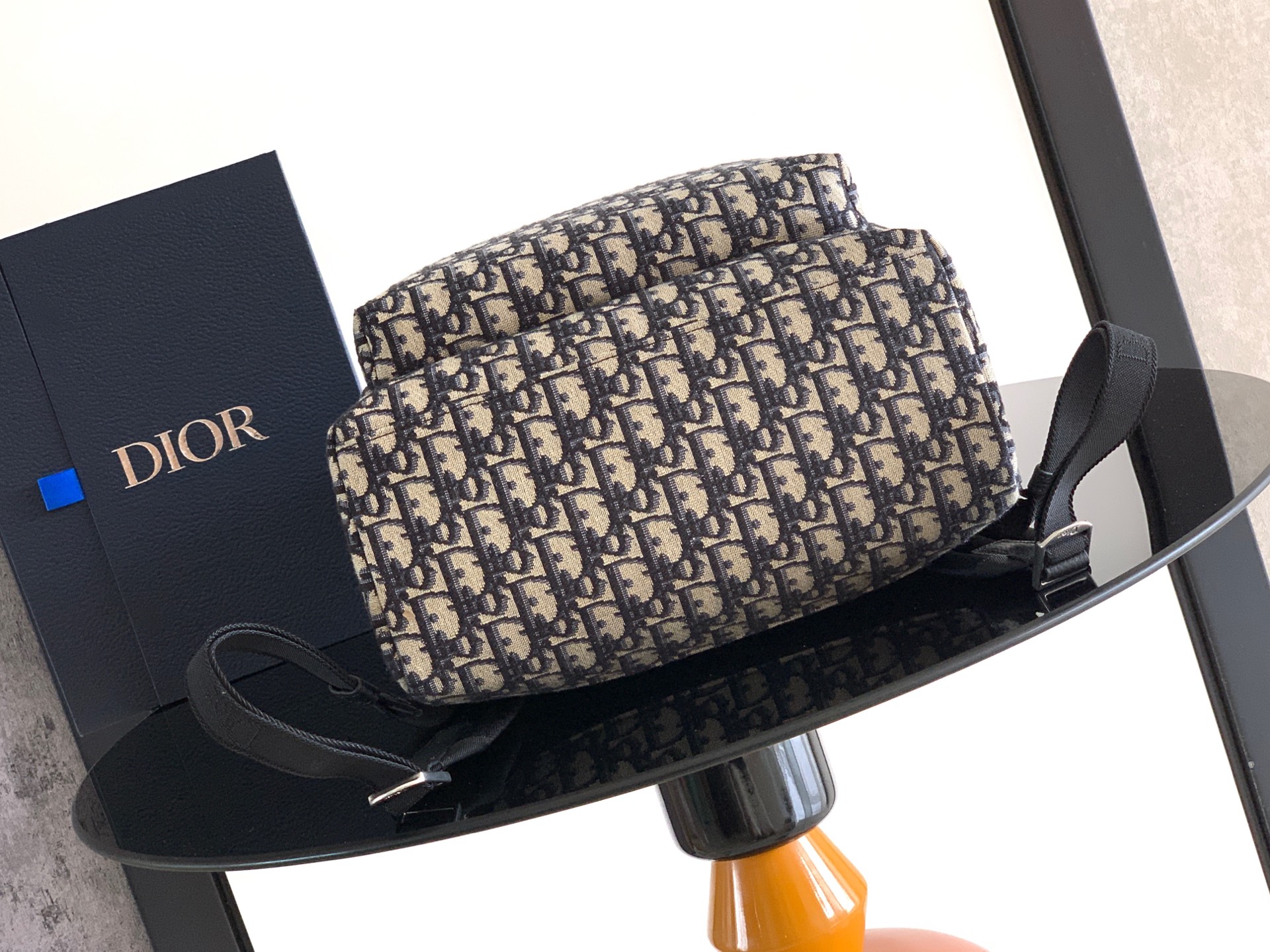 Dior 这款 Heritage 马鞍翻盖双肩背包采用