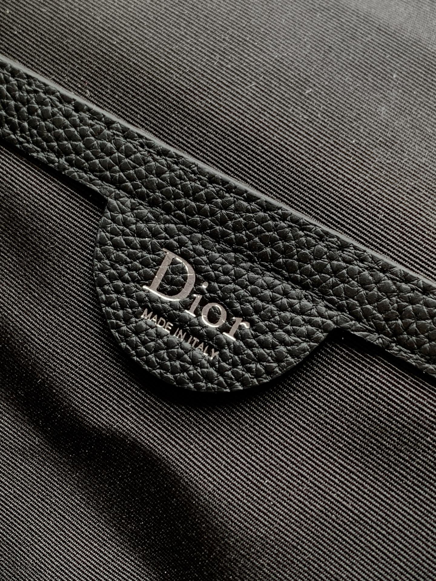 Dior 这款 Heritage 马鞍翻盖双肩背包采用