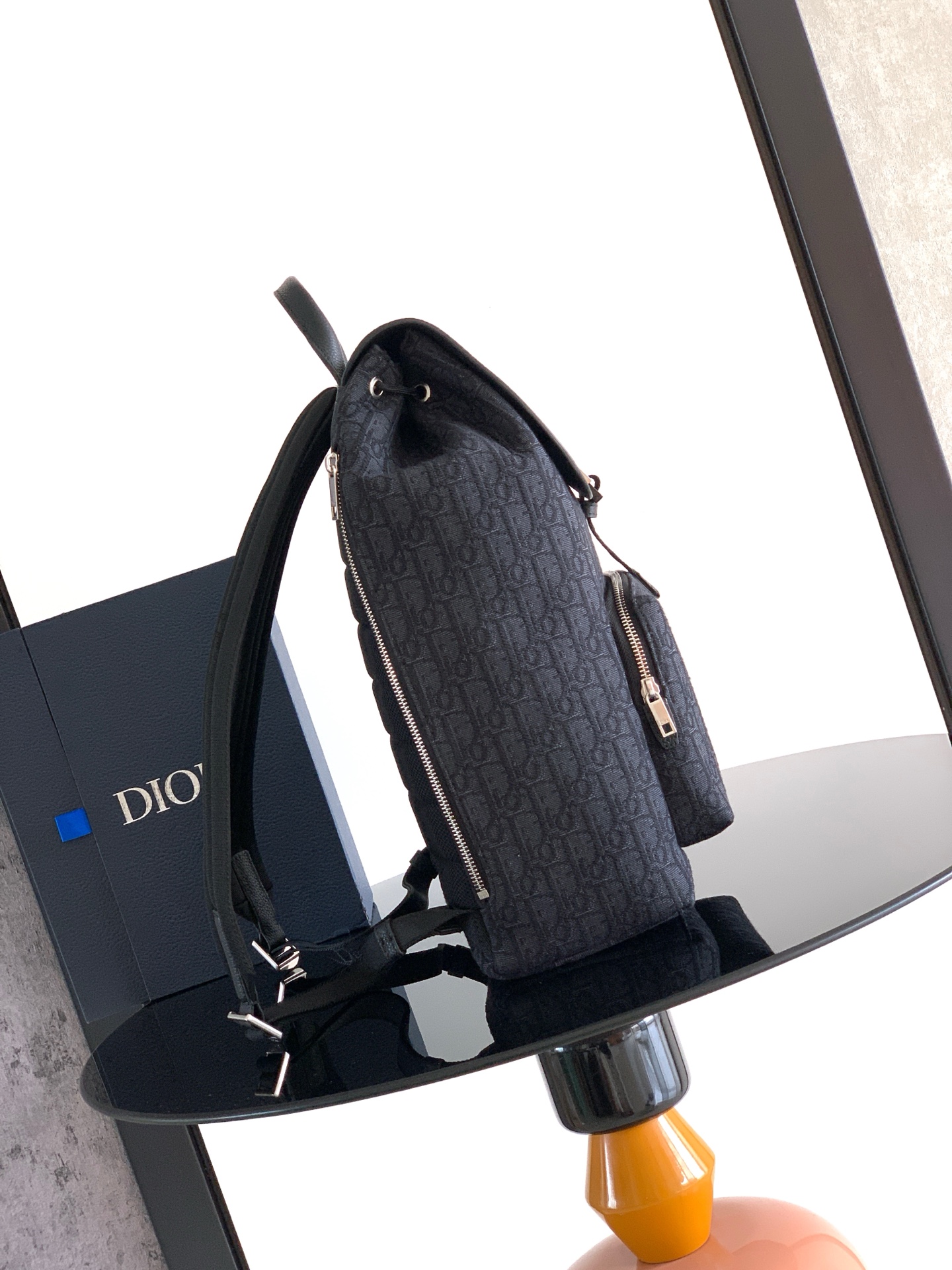 Dior 这款 Heritage 马鞍翻盖双肩背包采用