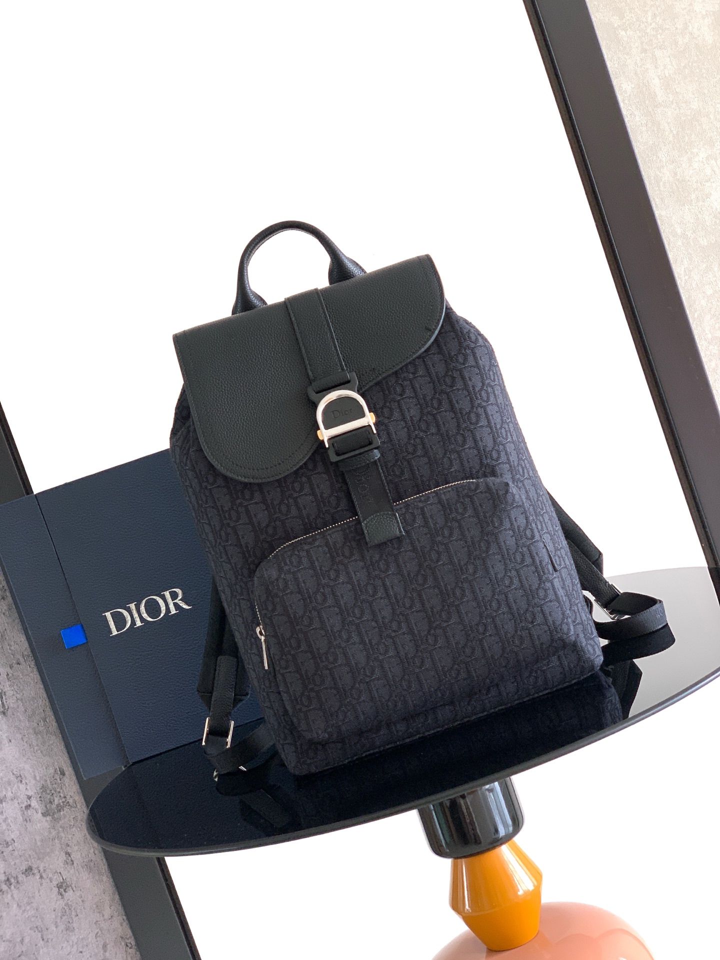Dior 这款 Heritage 马鞍翻盖双肩背包采用