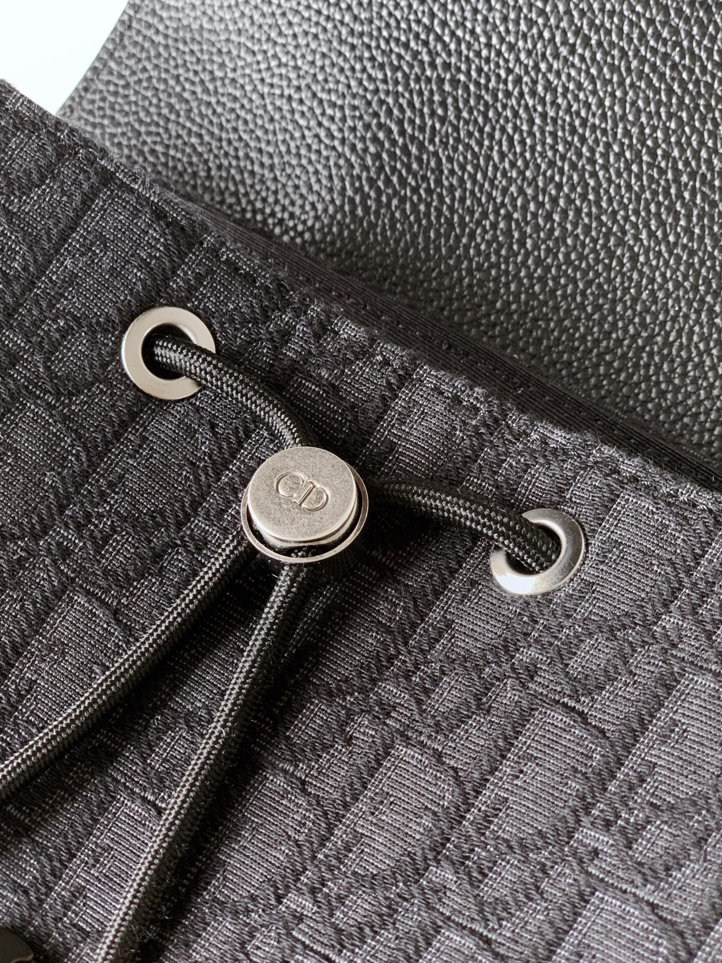 Dior 这款 Heritage 马鞍翻盖双肩背包采用