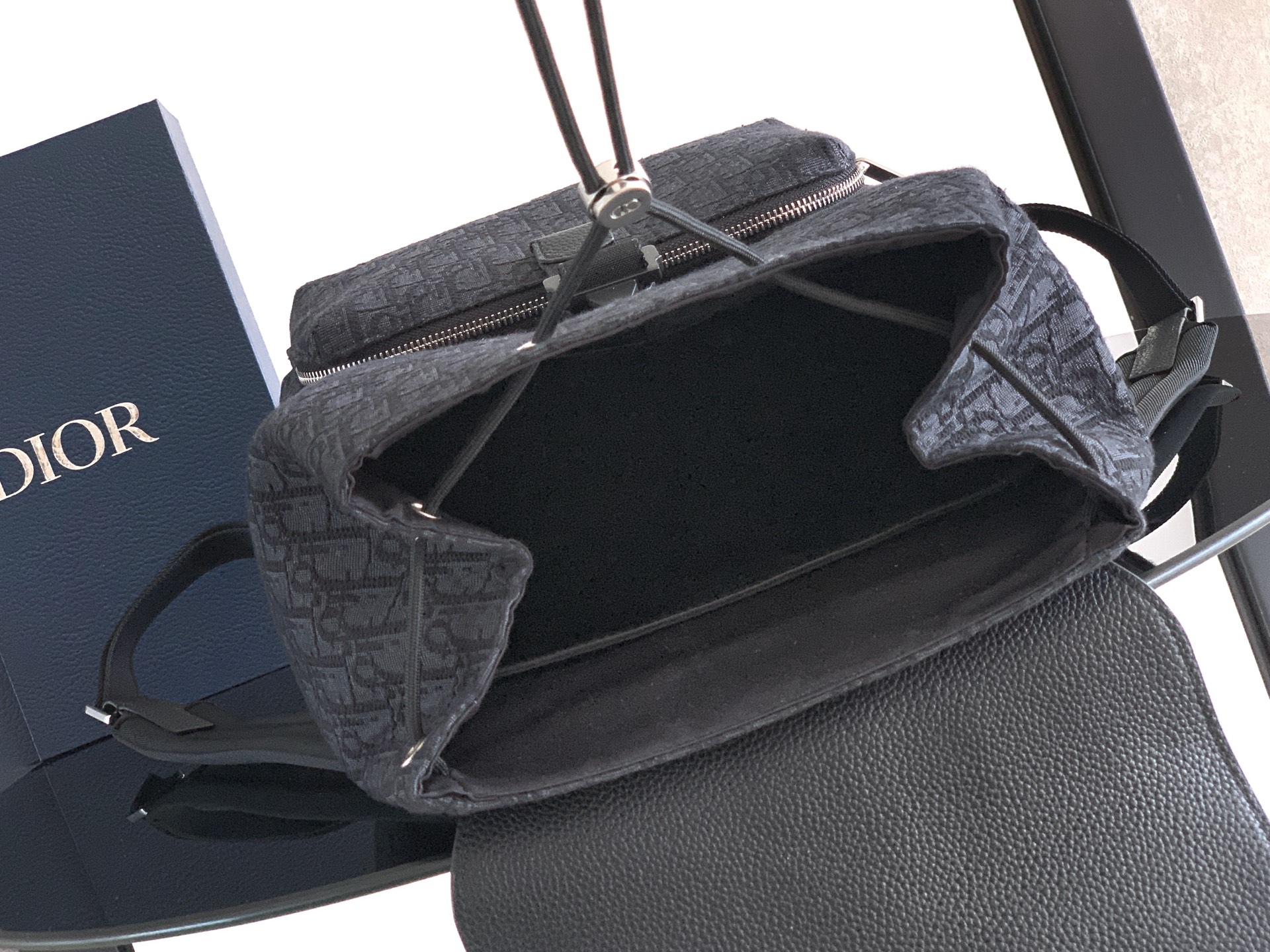 Dior 这款 Heritage 马鞍翻盖双肩背包采用