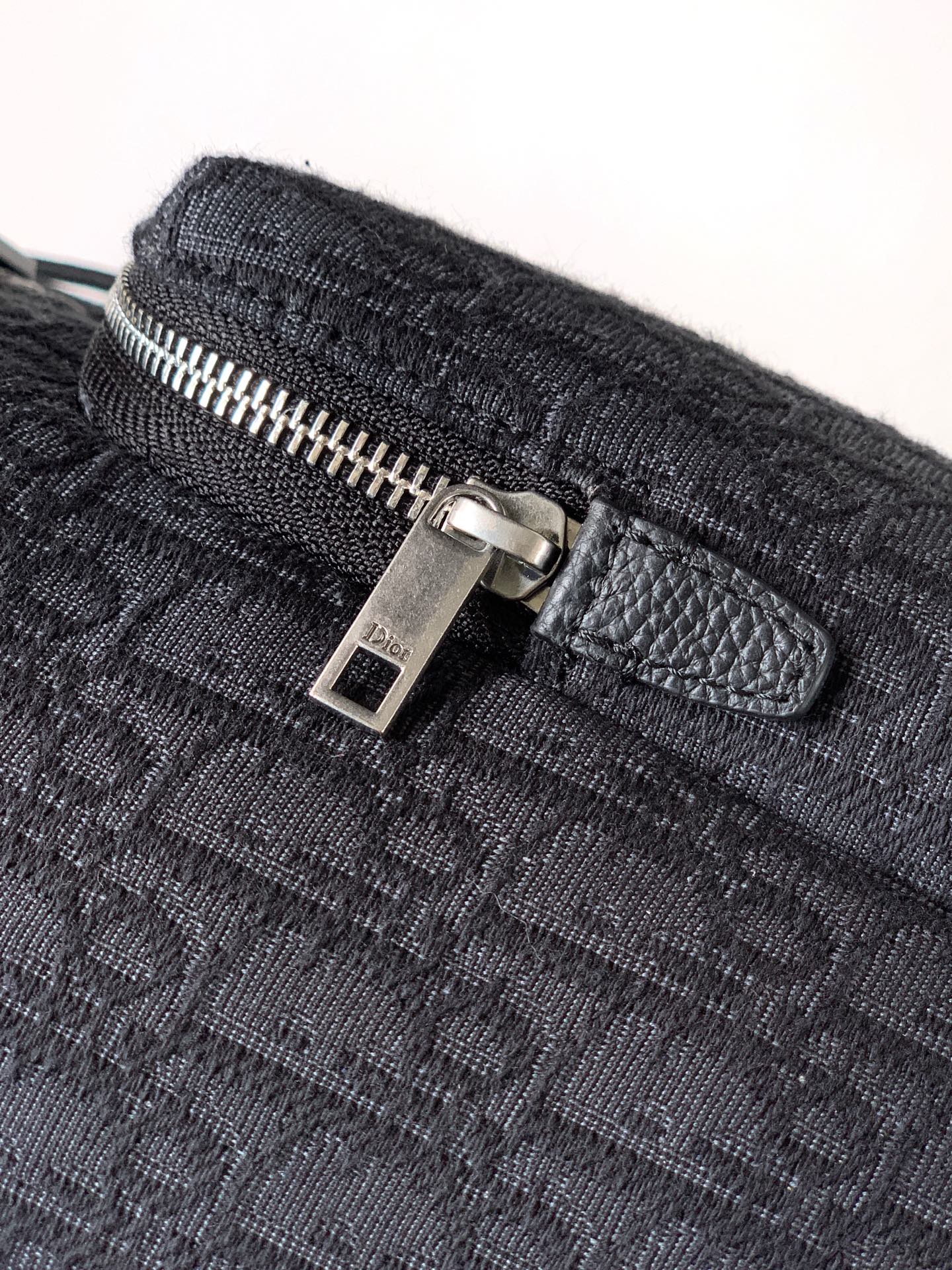 Dior 这款 Heritage 马鞍翻盖双肩背包采用