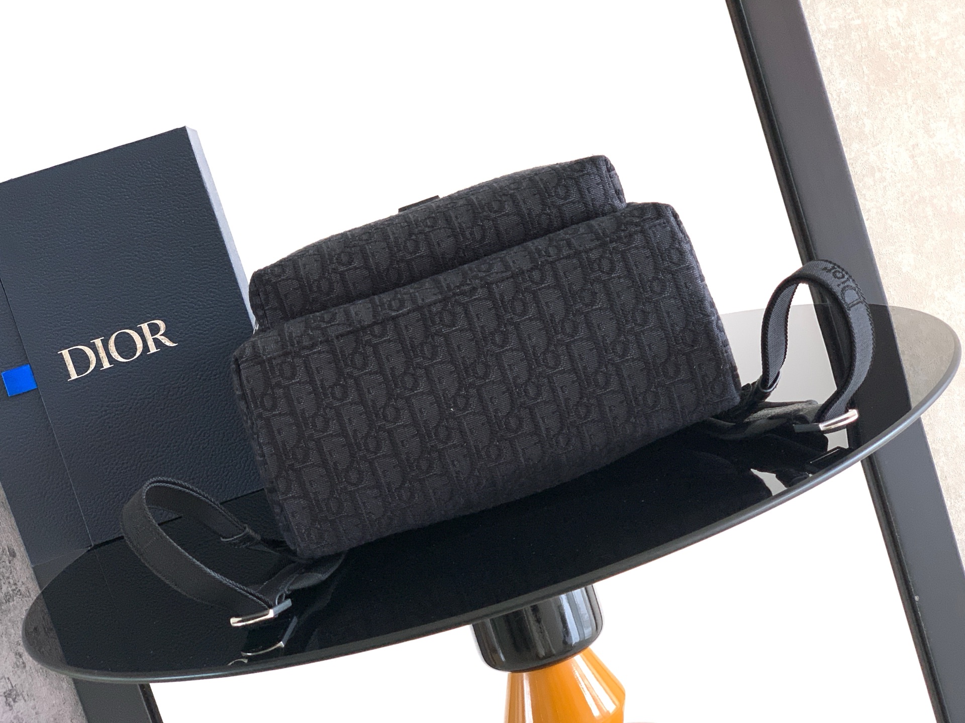 Dior 这款 Heritage 马鞍翻盖双肩背包采用