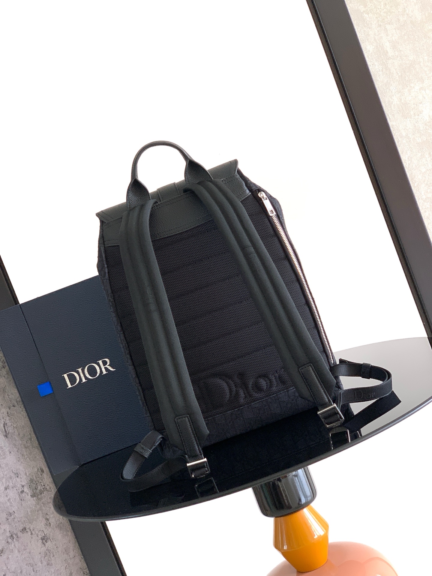 Dior 这款 Heritage 马鞍翻盖双肩背包采用