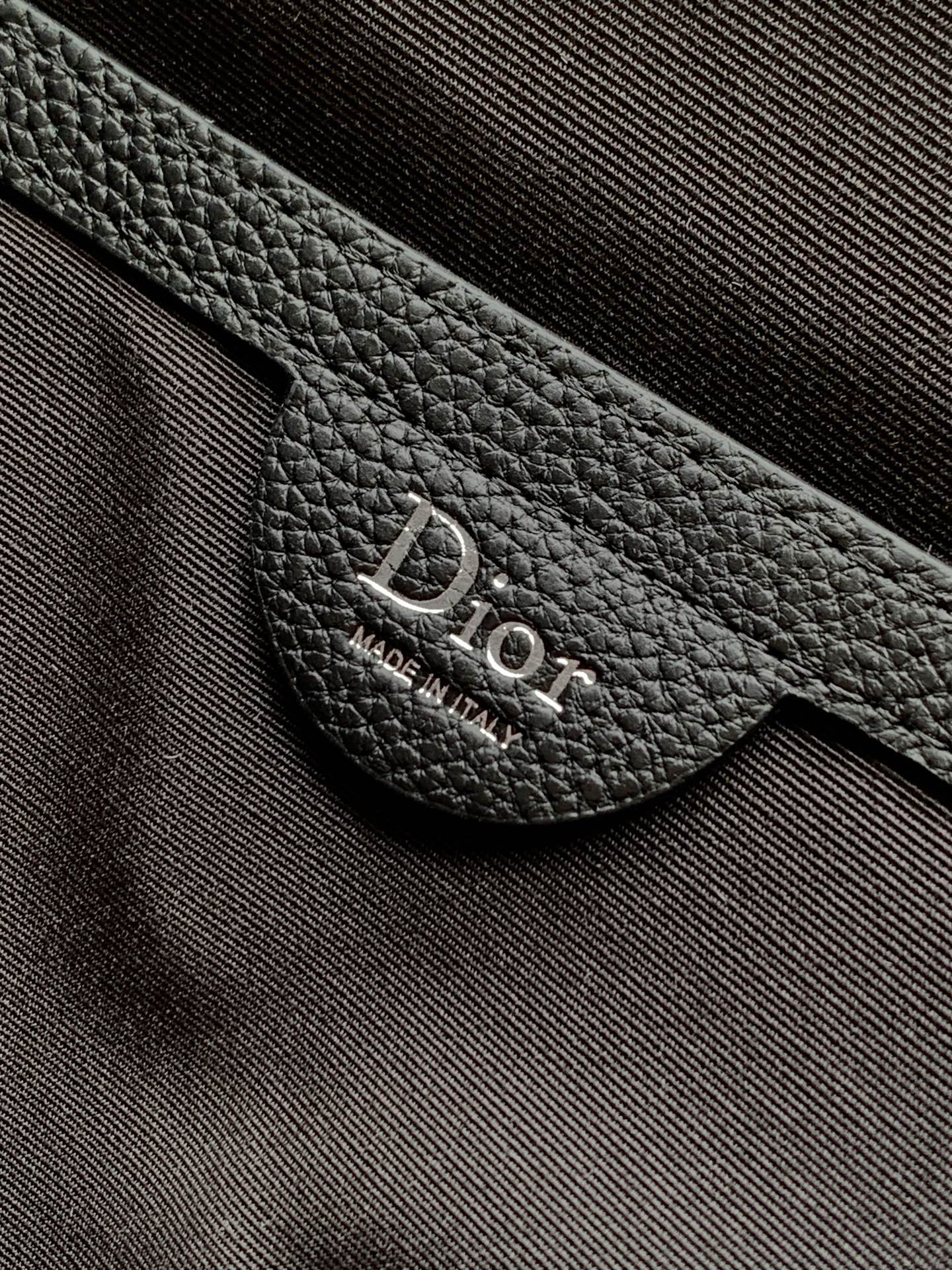 Dior 这款 Heritage 马鞍翻盖双肩背包采用