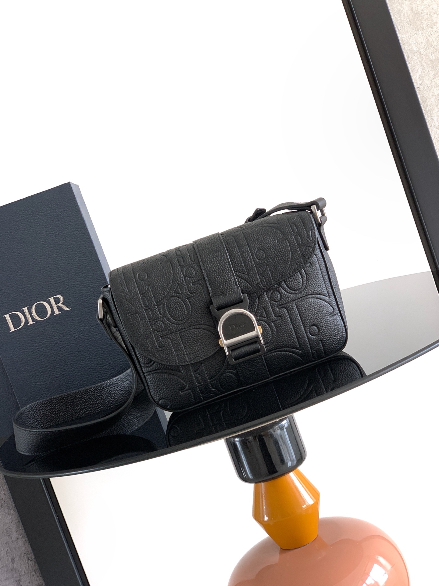 NO:850746,The Heritage Saddle Flap Messenger Bag is sophisticated and stylish with a distinctive style. Combining Oblique printed fabric with grained calf leather, it features an elegant saddle flap embellished with a Heritage buckle, a hallmark of classic craftsmanship. The adjustable shoulder strap allows it to be worn comfortably on the shoulder or cross-body, making it ideal for everyday use. Dimensions 23 x 17.5 x 6 cm Reference:  1ADPO478YKV,Dior men's bag,dior,cowhide,Hermes,19860909这款 Heritage 马鞍翻盖信使包款式精巧时尚,别具一格.将 Oblique 印花面料与粒面牛皮革相结合,搭配优雅的马鞍翻盖,饰以 Heritage 搭扣,突显经典精湛工艺的标志.搭配可调节肩带,可舒适肩背或斜挎,是日常使用的理想之选. 尺寸23 x 17.5 x 6 厘米 编号: 1ADPO478YKV,Dior男包,dior,cowhide,Hermes,,Bag