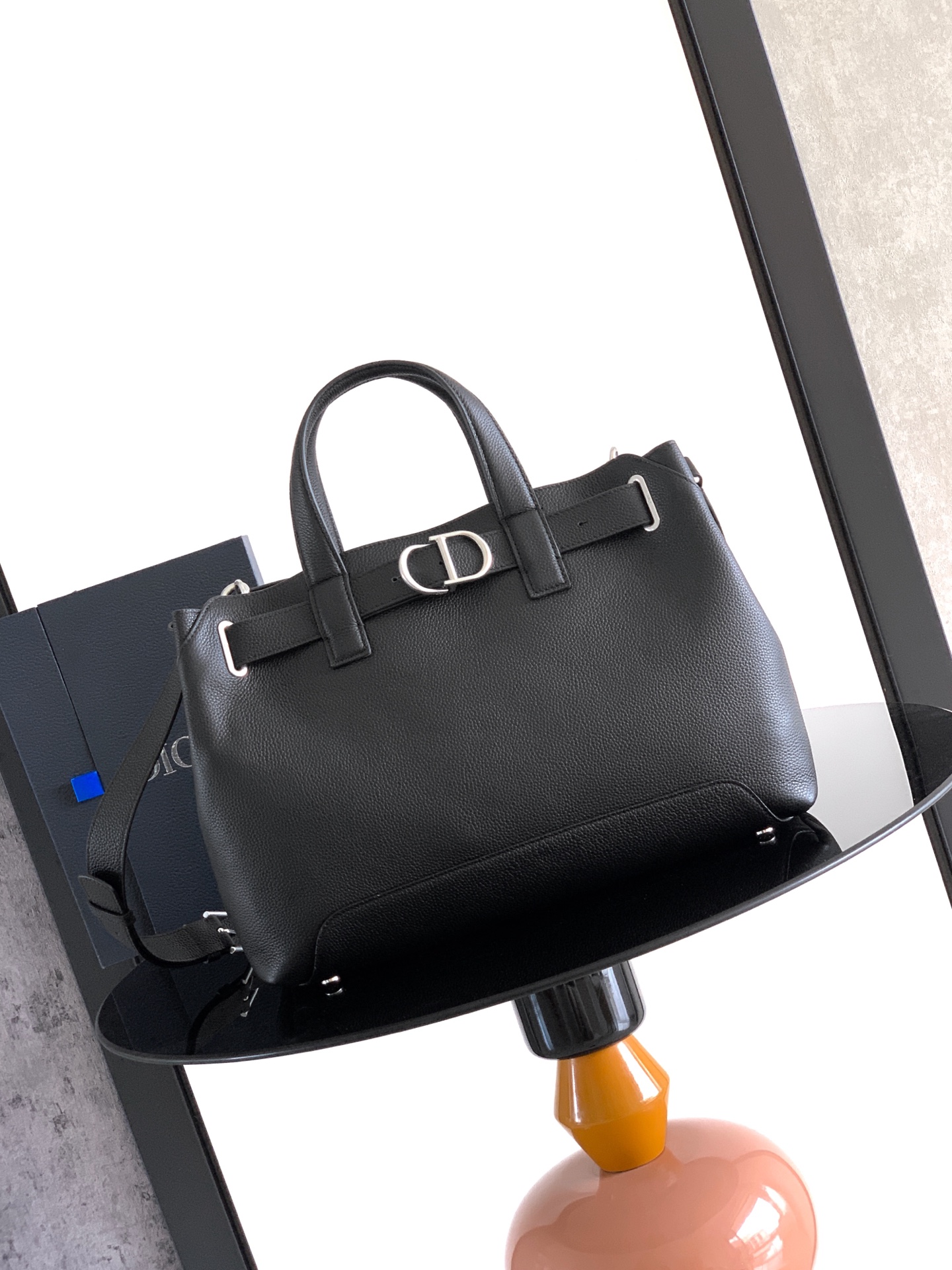NO:850646,The highest version (original quality) on the market [guaranteed imported first-layer cowhide, no second-layer leather, no microfiber leather] Small Dior Normandie handbag black grained cowhide No.: 1LLME216MAL_H00N This Dior Normandie handbag combines practical design with Dior's haute couture spirit, reinterpreted with a soft silhouette and elegant details. Carefully crafted with black grained cowhide, highlighting Dior  Exquisite craftsmanship in the atelier. Decorated with Dior Normandie's signature eyelets to enhance the style. It is equipped with an adjustable leather strap and CD buckle, which can be closed or open for a casual style. The side shows a graphic style structure design and has a CD  Signature feet and top handles, exquisite details highlight the elegance. The spacious interior is lined with tonal Nappa leather and features a slip pocket and a zippered pocket. The small style comes with an adjustable and removable leather shoulder strap that can be carried comfortably by hand, shoulder or cross-body. Body in cow leather Lining in suede cow leather, cow leather Open main compartment with leather strap and CD buckle Internal slip pocket Internal zip pocket Adjustable and removable leather shoulder strap Leather top handle  5 CD-logo metal feet Dior logo on the back Dior embossed logo on the interior Dust bag included Made in Italy Dimensions 38 x 29 x 16 cm (L x H x W) Main compartment can store 1 13-inch laptop, A4 files and 1 tablet, Dior men's bag, dior,cowhide,Hermes,19860909市场最高版本（原单品质）打版【保证进口头层牛皮拒绝二层皮,拒绝超纤皮】 小号 Dior Normandie 手袋 黑色粒面牛皮革 编号: 1LLME216MAL_H00N 这款 Dior Normandie 手袋将实用设计与 Dior 的高订精神融为一体,以柔软廓形和高雅细节重新诠释.采用黑色粒面牛皮革精心制作,彰显 Dior 工坊的精湛工艺.饰以 Dior Normandie 特色孔眼提升格调,搭配可调节皮革饰带和 CD 搭扣,可闭合或敞开,尽显休闲风范.侧面展示图形风格结构设计,并设有 CD 标志垫脚和顶部手柄,精致细节突显高雅魅力.内部空间宽敞,搭配同色调纳帕皮革里料,设有一个插袋和一个拉链口袋.小号款式,搭配可调节、可拆卸的皮革肩带,可舒适手提、肩背或斜挎. 主体牛皮革 里料绒面牛皮革,牛皮革 敞开式主隔层搭配皮革饰带和 CD 搭扣 内部插袋 内部拉链口袋 可调节、可拆卸的皮革肩带 皮革顶部手柄 5 个 CD 标志金属垫脚 后侧饰以 Dior 标志 内部饰有 Dior 压花标志 内含防尘袋 意大利制造 尺寸38 x 29 x 16 厘米（长 x 高 x 宽） 主隔层可收纳 1 部 13 英寸笔记本电脑、A4 文件和 1 部平板电脑,Dior男包,dior,cowhide,Hermes,,Bag