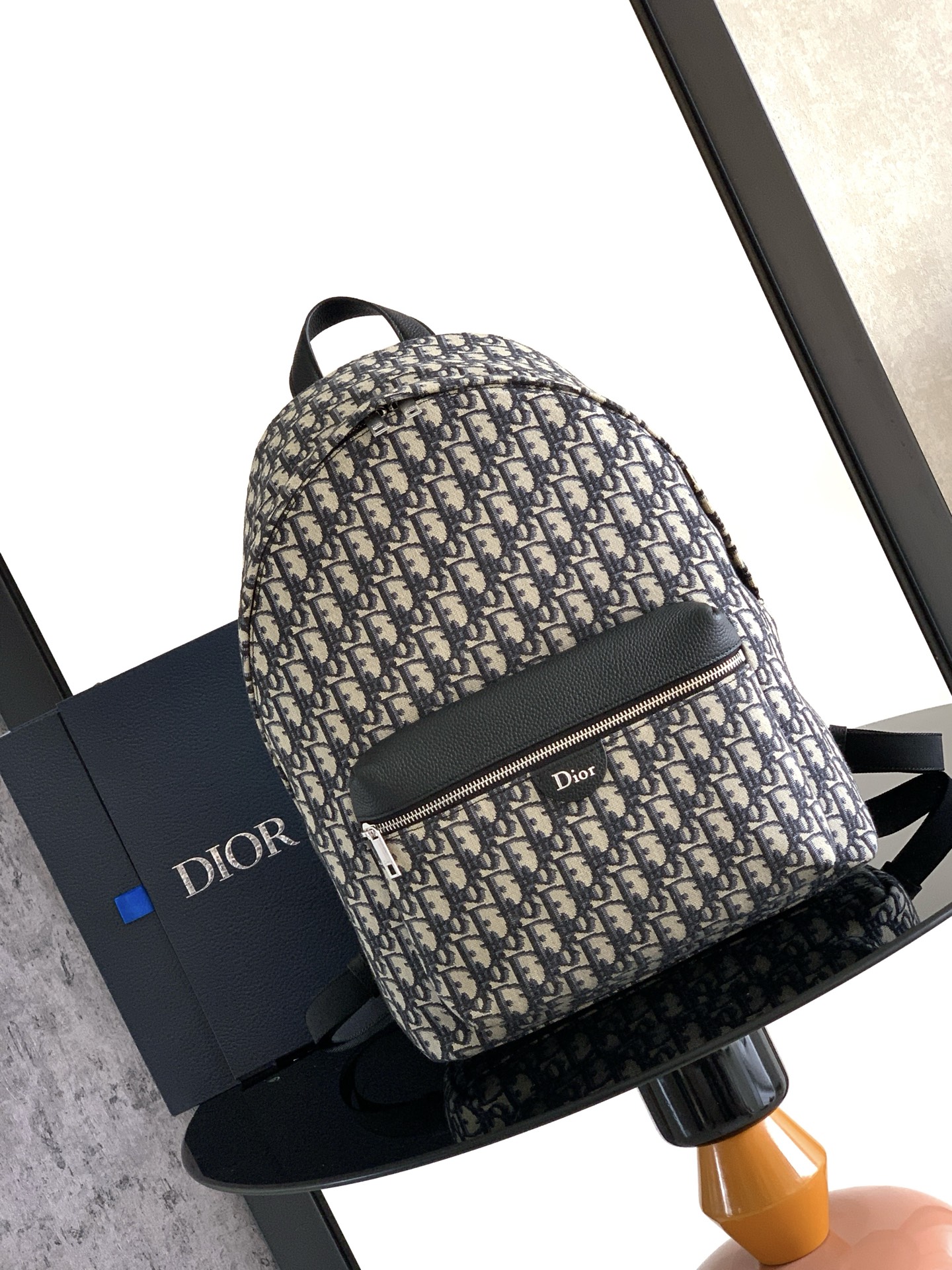 NO:939294,Look for the highest version on the market. This Rider zipper backpack is a new interpretation of the classic design. It combines beige and black Oblique printed fabrics with tonal grained cow leather to highlight its elegance. Details such as zipper pockets and adjustable padded shoulder straps embellished with CD buckles add a modern touch. Size 29.519860909认准市场最高版本 这款 Rider 拉链双肩背包全新演绎经典设计.将米色和黑色 Oblique 印花面料和同色调粒面牛皮革结合,突显高雅魅力.拉链口袋和点缀以 CD 搭扣的可调节加垫肩带等细节增添现代气息. 尺寸29.5 x 42.5 x 15 厘米 编号: 1DBBA267YUS,Dior男包,dior,backpacks,cowhide,Hermes,,Bag