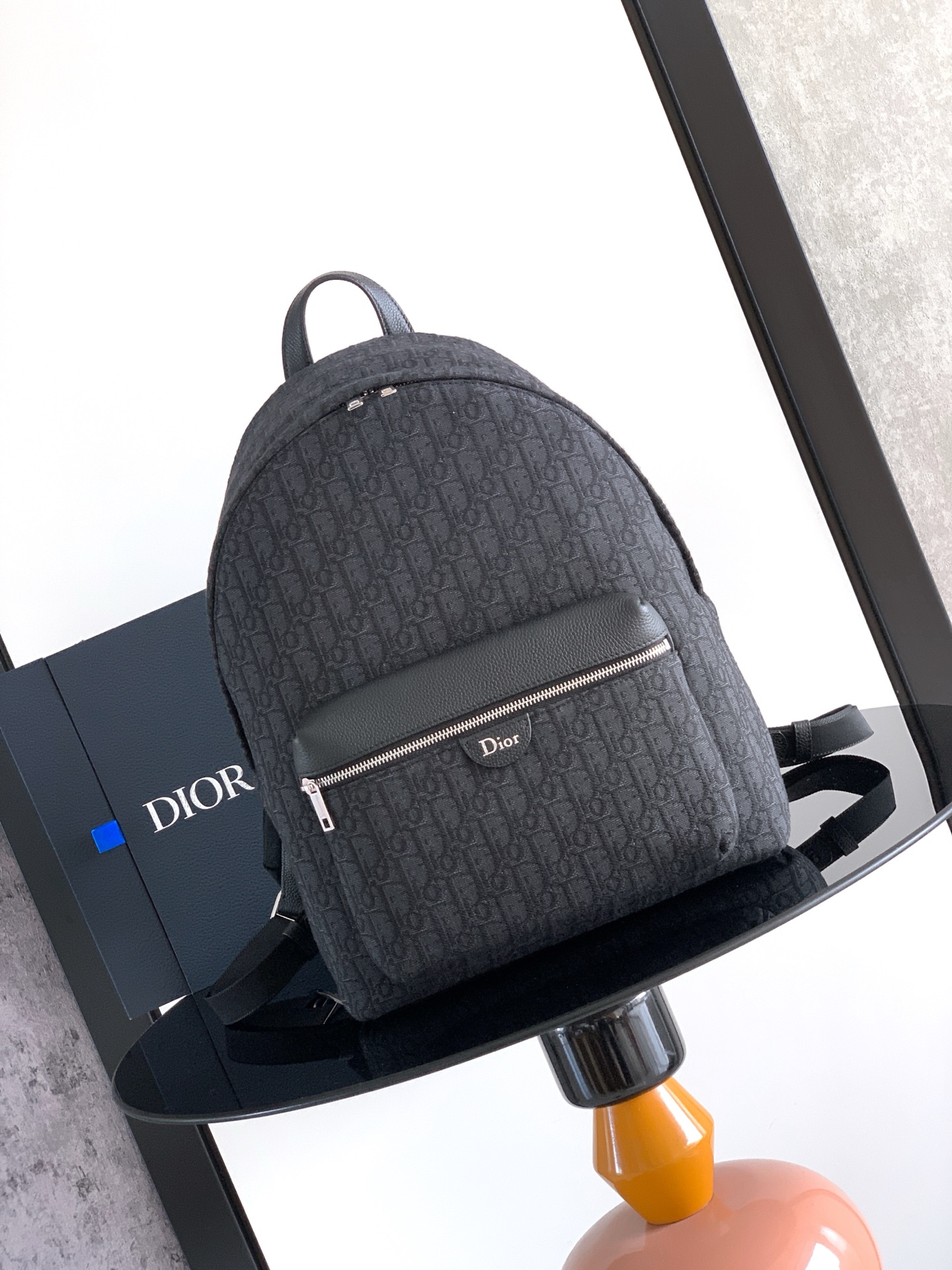 NO:939286,This Rider zippered backpack is a new interpretation of the classic design. It combines beige and black Oblique printed fabrics with tonal grained cow leather to highlight its elegant charm. Details such as zipper pockets and adjustable padded shoulder straps embellished with CD buckles add a modern touch. Size 29.5 x 42.5 x 15 cm Number: 1DBBA267YUS, Dior men's bag, dior, backpacks, cowhide, Hermes,19860909这款 Rider 拉链双肩背包全新演绎经典设计.将米色和黑色 Oblique 印花面料和同色调粒面牛皮革结合,突显高雅魅力.拉链口袋和点缀以 CD 搭扣的可调节加垫肩带等细节增添现代气息. 尺寸29.5 x 42.5 x 15 厘米 编号: 1DBBA267YUS,Dior男包,dior,backpacks,cowhide,Hermes,,Bag