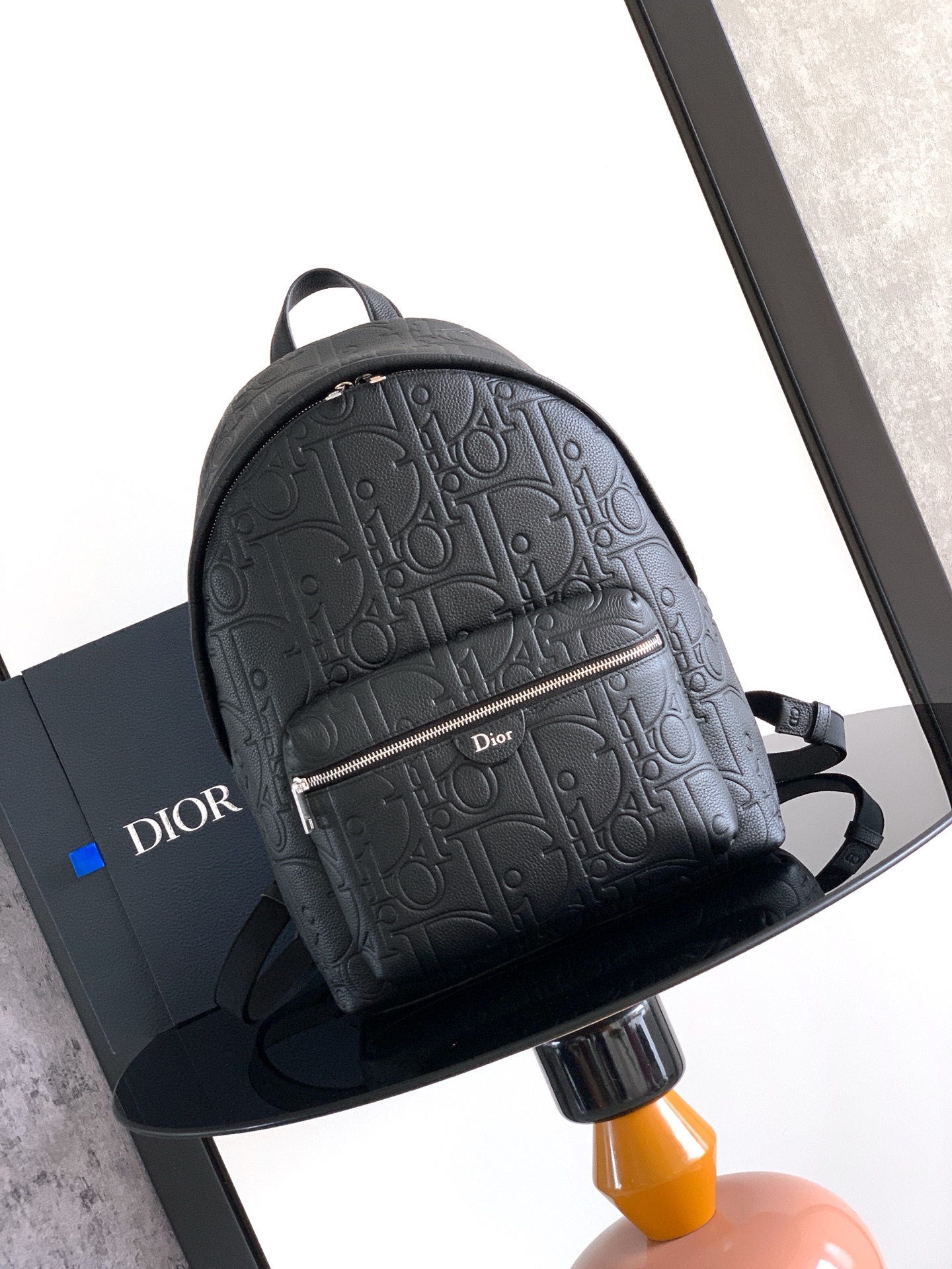 NO:939279,This Rider zippered backpack is a new interpretation of the classic design. It is combined with Oblique black toned grained cow leather to highlight its elegant charm. Details such as zipper pockets and adjustable padded shoulder straps embellished with CD buckles add a modern touch. Size 29.5 x 42.5 x 15 cm Number: 1DBBA267YUS, Dior men's bag, dior, backpacks, cowhide, Hermes,19860909这款 Rider 拉链双肩背包全新演绎经典设计.将Oblique 黑色调粒面牛皮革结合,突显高雅魅力.拉链口袋和点缀以 CD 搭扣的可调节加垫肩带等细节增添现代气息. 尺寸29.5 x 42.5 x 15 厘米 编号: 1DBBA267YUS,Dior男包,dior,backpacks,cowhide,Hermes,,Bag