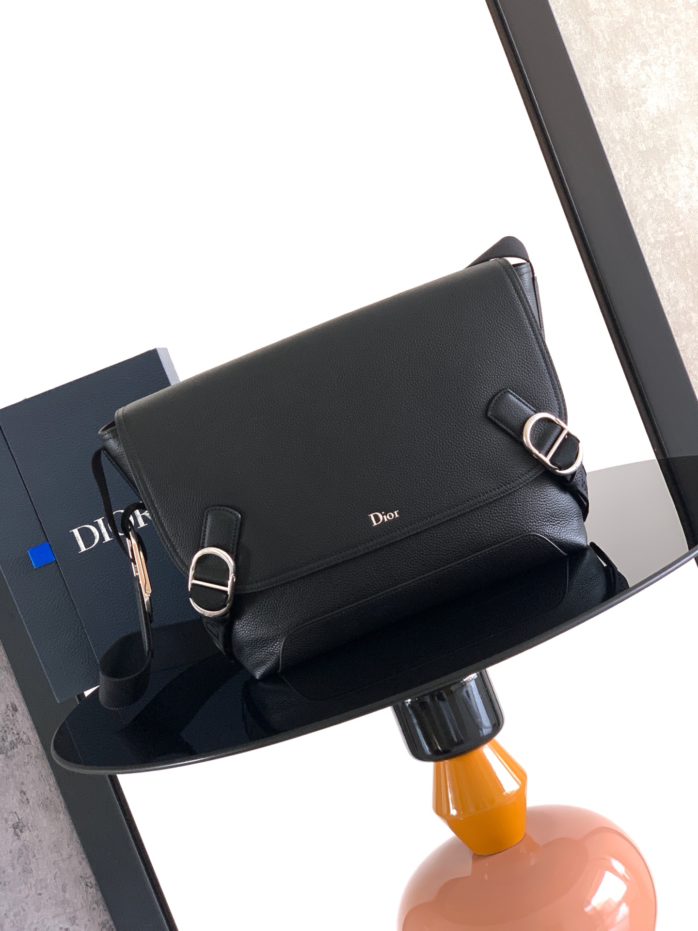 NO:939305,This Dior Jett flap messenger bag is an original piece, created by Jonathan Anderson for Dior, highlighting practical design. Crafted from black grained calfskin, it is enhanced with a metal-coated metal CD buckle to enhance its style and highlight its classic beauty. Dimensions 31 x 25 x 15 cm Reference number: 1DBME214MAL_,Dior men's bag,dior,cowhide,Hermes,19860909这款 Dior Jett 翻盖信使包是一款原创单品,由乔纳森·安德森 (Jonathan Anderson) 为 Dior 倾情打造,突显实用的设计.采用黑色粒面牛皮革精心制作,搭配金属覆层金属 CD 搭扣提升格调,彰显经典美感. 尺寸31 x 25 x 15 厘米 编号: 1DBME214MAL_,Dior男包,dior,cowhide,Hermes,,Bag