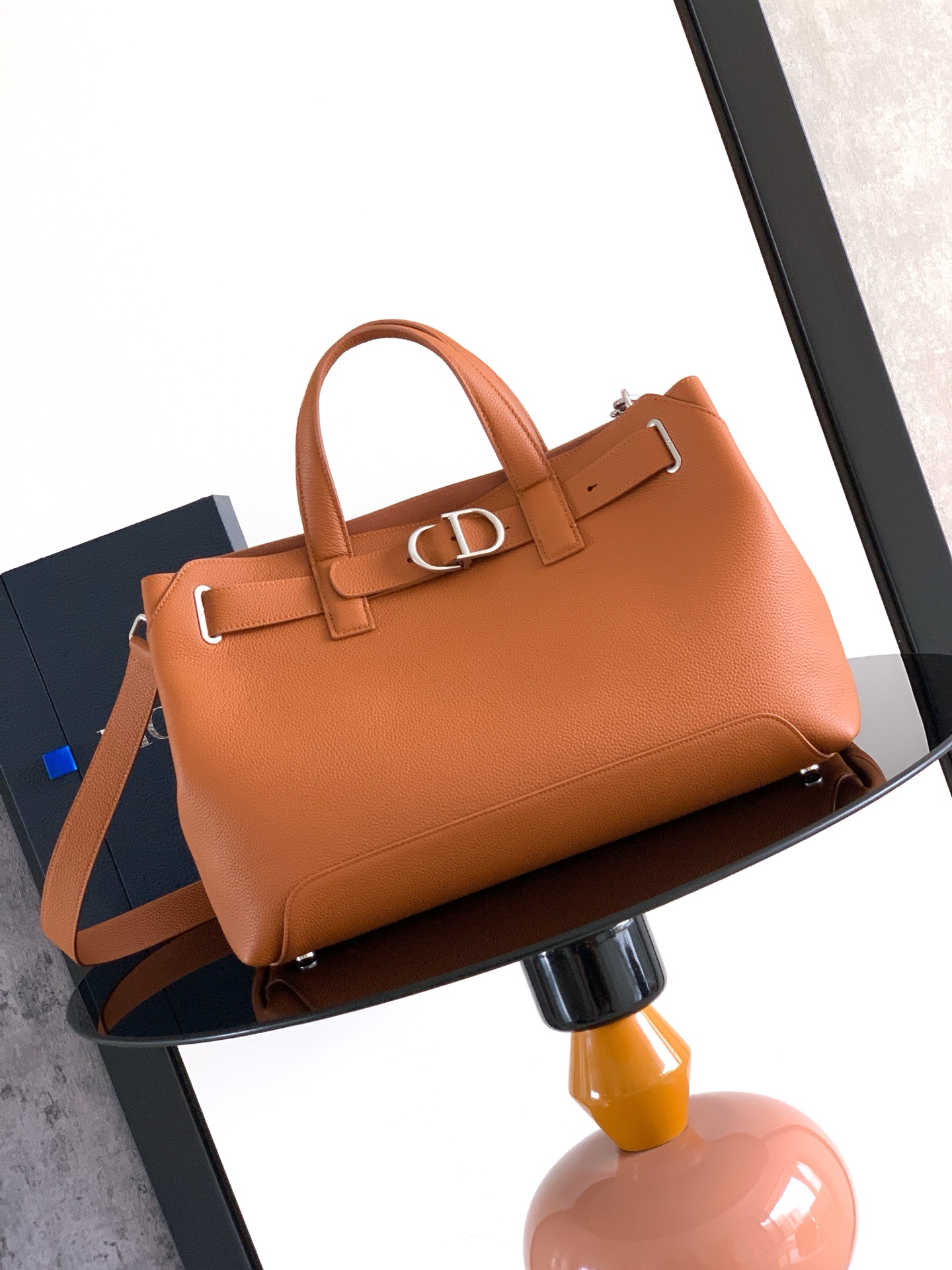 NO:939298,Large This Dior Normandie bag combines practical design with Dior's haute couture spirit, reinterpreted with soft silhouettes and elegant details. Crafted from tan grained calfskin, a testament to the savoir-faire of the Dior ateliers. Upgraded with signature Dior Normandie eyelets, it features adjustable leather straps and a CD buckle that can be closed or open for a casual look. The side reveals a graphic structured design and features a CD  The logo feet and top handle, exquisite embellishments highlight the elegant charm. The interior is spacious, with tonal Nappa leather lining, with a slip pocket and a zipper pocket. Medium style, with an adjustable and detachable leather shoulder strap, which can be comfortably carried by hand, shoulder or cross-body. Size 41 x 29 x 17CM No.: 1LLSH335MAL, Dior men's bag, dior, cowhide, Hermes,19860909大号 这款 Dior Normandie 手袋将实用设计与 Dior 的高订精神融为一体,以柔软廓形和高雅细节重新诠释.采用古铜色 (tan) 粒面牛皮革精心制作,彰显 Dior 工坊的精湛工艺.饰以 Dior Normandie 特色孔眼提升格调,搭配可调节皮革饰带和 CD 搭扣,可闭合或敞开,尽显休闲风范.侧面展示图形风格结构设计,并设有 CD 标志垫脚和顶部手柄,精致点缀突显高雅魅力.内部空间宽敞,搭配同色调纳帕皮革里料,设有一个插袋和一个拉链口袋.中号款式,搭配可调节、可拆卸的皮革肩带,可舒适手提、肩背或斜挎. 尺寸41 x 29 x 17CM 编号: 1LLSH335MAL,Dior男包,dior,cowhide,Hermes,,Bag