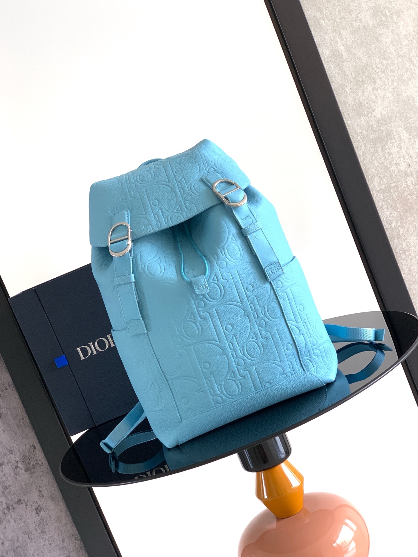 NO:939304,The highest version (original quality) on the market [guaranteed imported first-layer cowhide, no second-layer leather, no microfiber leather] Jett flip backpack This Dior Jett backpack is an original item, designed by Jonathan Anderson for Dior, highlighting a fashionable and practical design. Dior Gravity printed effect leather uses embossing technology to present the classic Oblique print on the soft cow leather, highlighting the grain and soft texture of the material, highlighting Dior  Exquisite craftsmanship in the workshop. Elevated with tonal metal CD buckle for a classic aesthetic. Main body in technical fabric, cow leather. Lining in cotton, cow leather. Main compartment with flap, CD buckle, magnetic strap and drawstring. Internal flat computer compartment. 2 side slip pockets. Leather top handle. Adjustable padded shoulder strap. Dimensions: 29 x 42 x 17 cm (L x H x W). No.:  1DBBA259,Dior men's bag,dior,backpacks,cowhide,Hermes,19860909市场最高版本（原单品质）打版【保证进口头层牛皮,拒绝二层皮,拒绝超纤皮】 Jett 翻盖双肩 这款 Dior Jett 双肩背包是一款原创单品,由乔纳森·安德森 (Jonathan Anderson) 为 Dior 倾情设计,彰显时尚实用的设计.Dior Gravity 印花效果皮革采用压花工艺将经典的 Oblique 印花呈现于柔软牛皮革之上,突显材质的粒面和柔软质感,彰显 Dior 工坊的精湛工艺.搭配同色调金属 CD 搭扣提升格调,彰显经典美感. 主体科技面料,牛皮革 里料棉,牛皮革 主隔层搭配翻盖、CD 搭扣、磁性饰带和抽绳 内部扁平电脑隔层 2 个侧面插袋 皮革顶部手柄 可调节加垫肩带 尺寸29 x 42 x 17 厘米（长 x 高 x 宽） 编号: 1DBBA259,Dior男包,dior,backpacks,cowhide,Hermes,,Bag