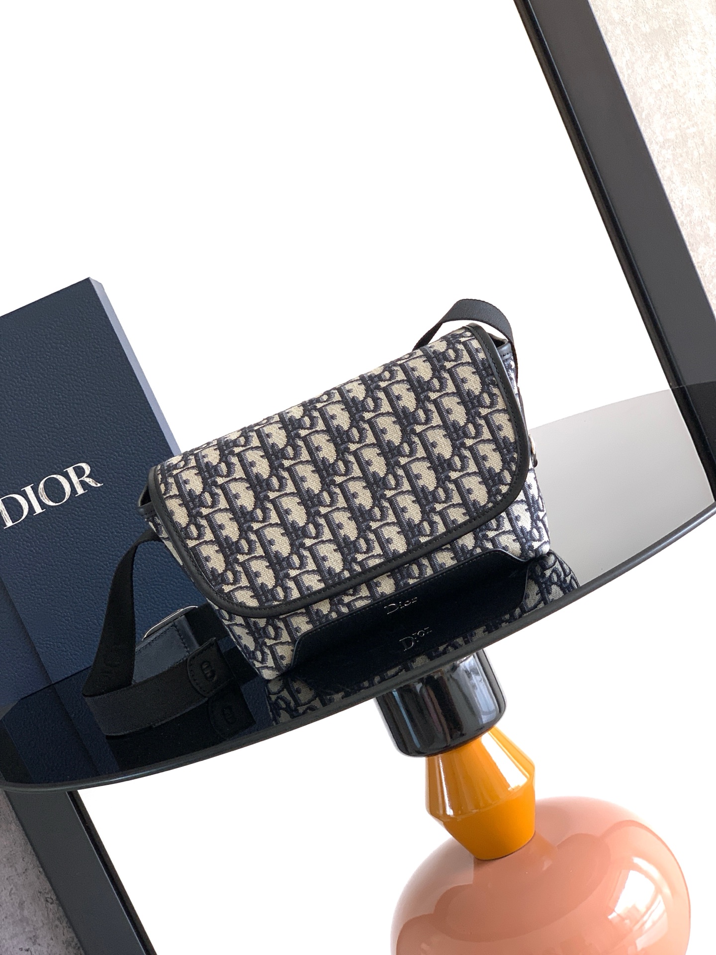 NO:939338,This Dior Jett messenger bag was created by Jonathan Anderson for his Dior debut series. It is equipped with a flap, showing a very practical original design. It is carefully made of black Oblique printed fabric and other materials, and is equipped with a copper alloy CD buckle with a vintage gold finish to enhance the style and highlight the retro beauty. Size 20 x 15 x 7.5 cm Number: 2DBCA627YUS, Dior men's bag, dior, Hermes,19860909这款 Dior Jett 信使包由乔纳森·安德森 (Jonathan Anderson) 为其 Dior 首秀系列打造,搭配翻盖,彰显非常实用的原创设计.采用黑色 Oblique 印花面料等材质精心制作,搭配复古金色饰面铜合金 CD 搭扣提升格调,彰显复古美感. 尺寸20 x 15 x 7.5 厘米 编号: 2DBCA627YUS,Dior男包,dior,Hermes,,Bag